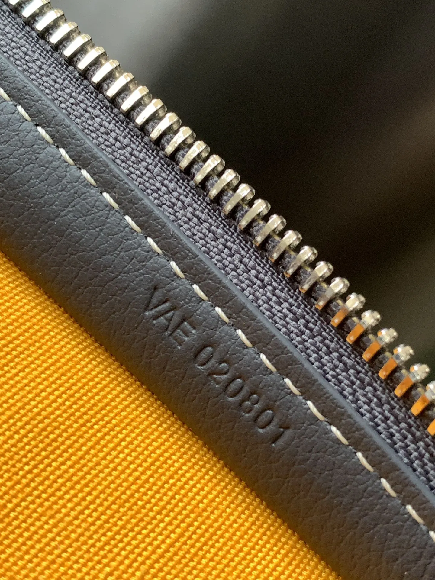 Goyard 灰色 其防水棉布衬里易于清洁 可通过其外部挂环将其挂在任何 化妆包 便携收纳款
