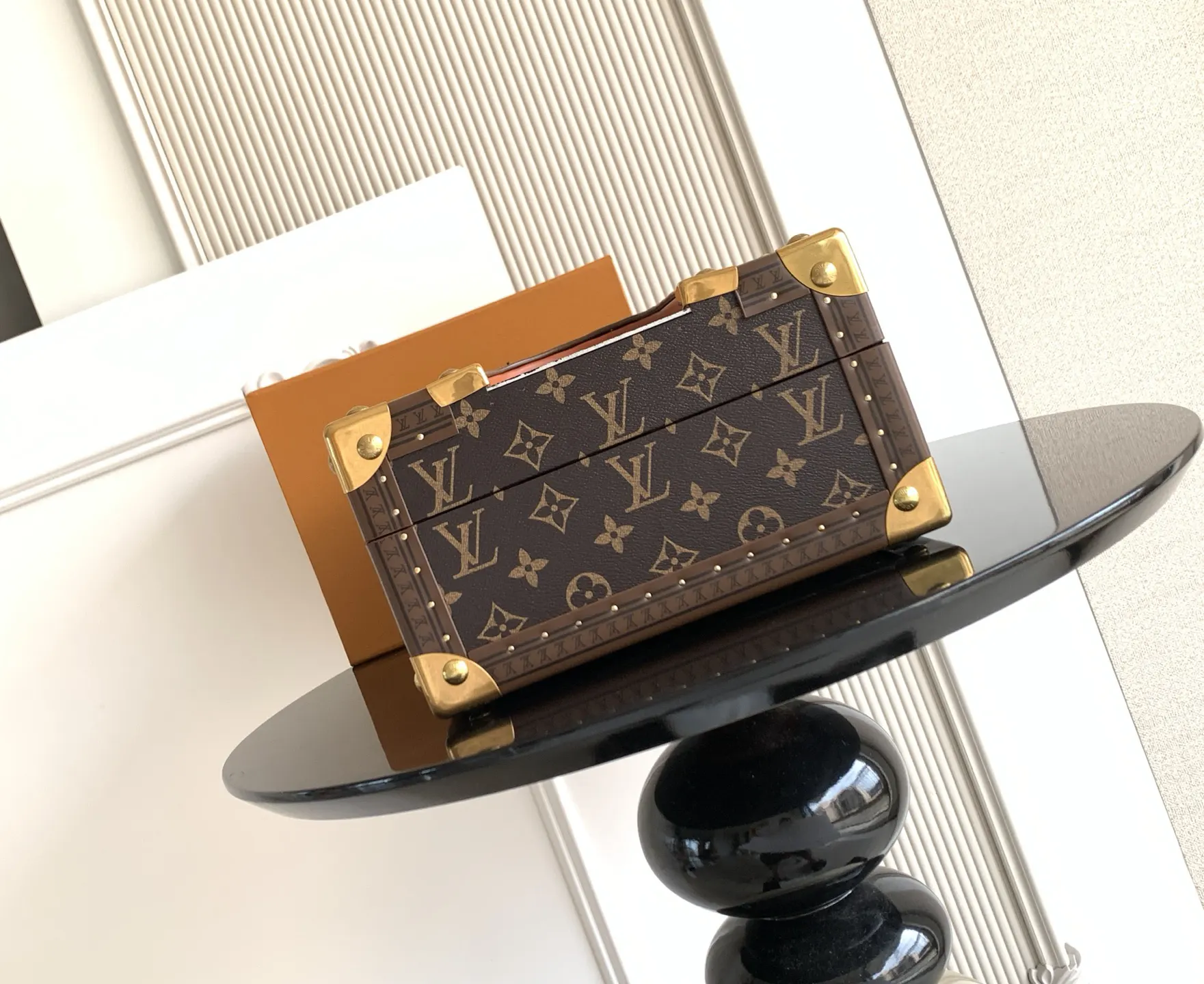 LV 动态 通过微缩手法再现知名建筑 化妆包 便携收纳款