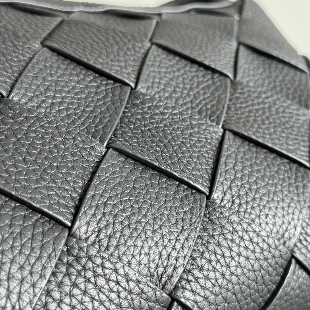 Bottega Veneta 小牛皮 斜挎包 轻便斜挎款