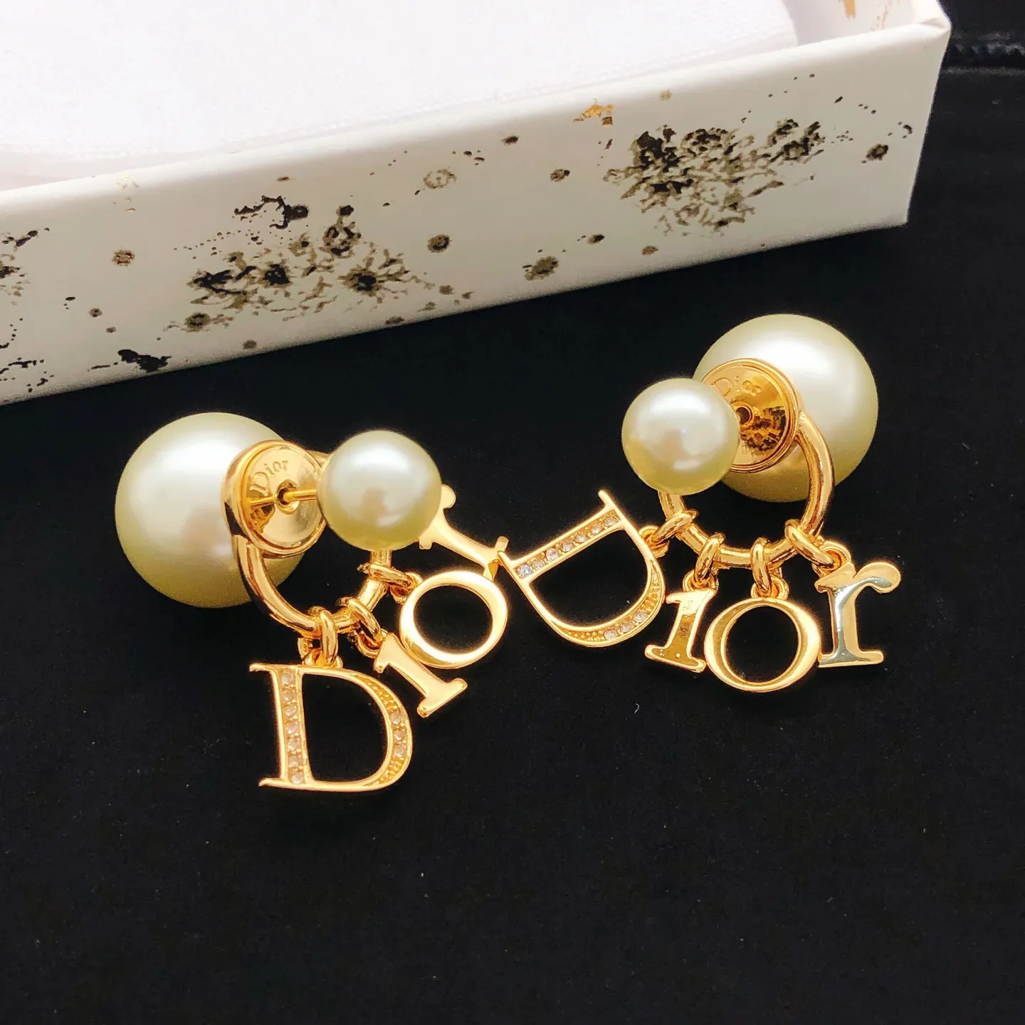 Dior 金色 珍珠 字母 耳钉 小巧点缀款