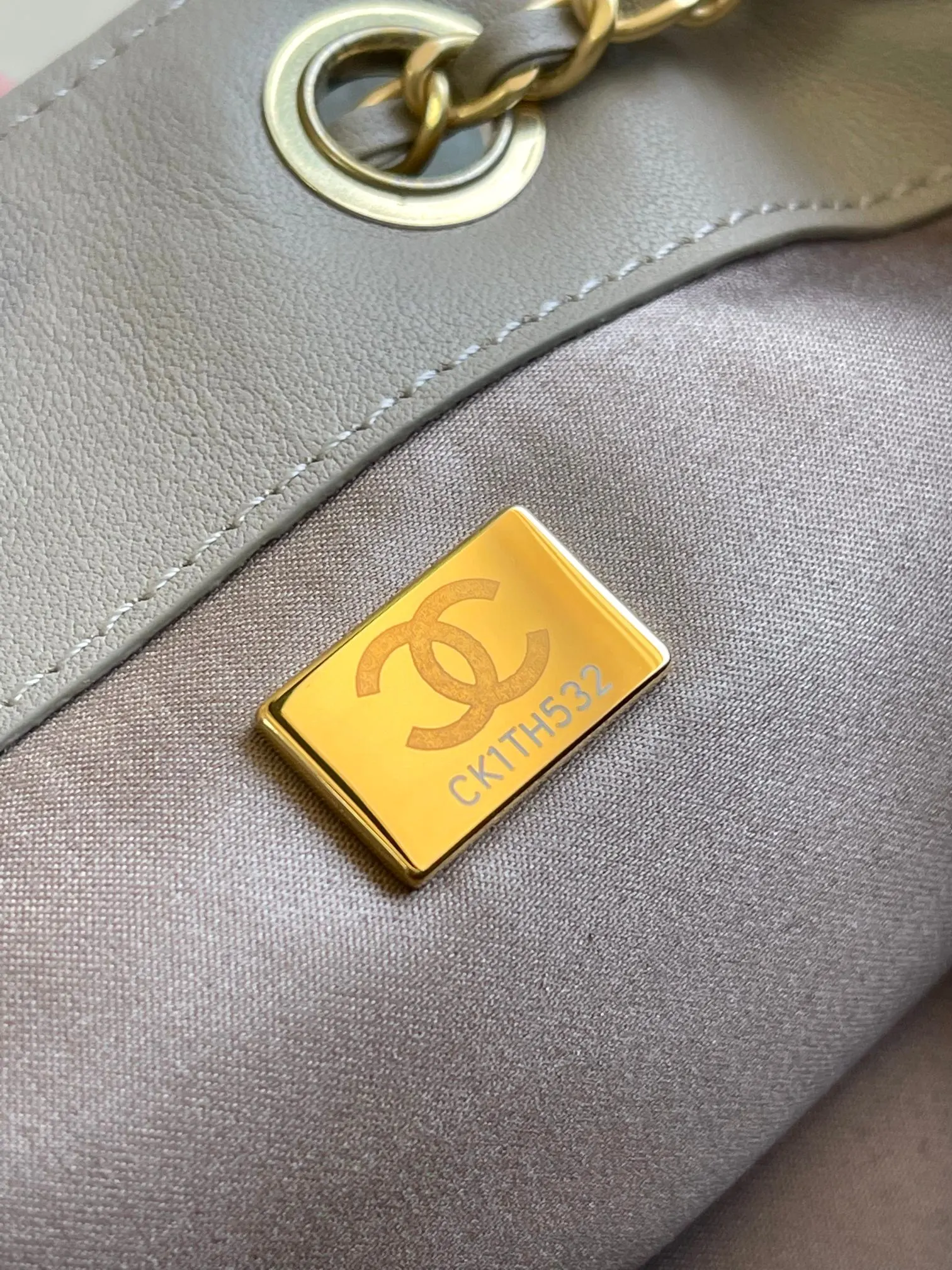Chanel 米白色牛皮Hobo腋下包 金链