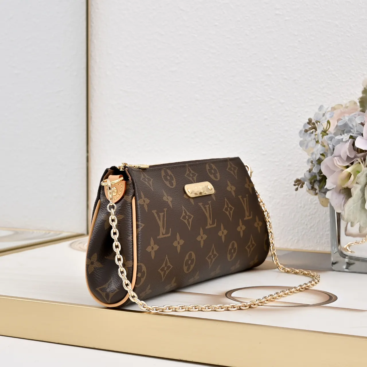 LV Pochette chain bag, shoulder crossbody Image 2 LV Pochette chain bag, shoulder crossbody Image 2