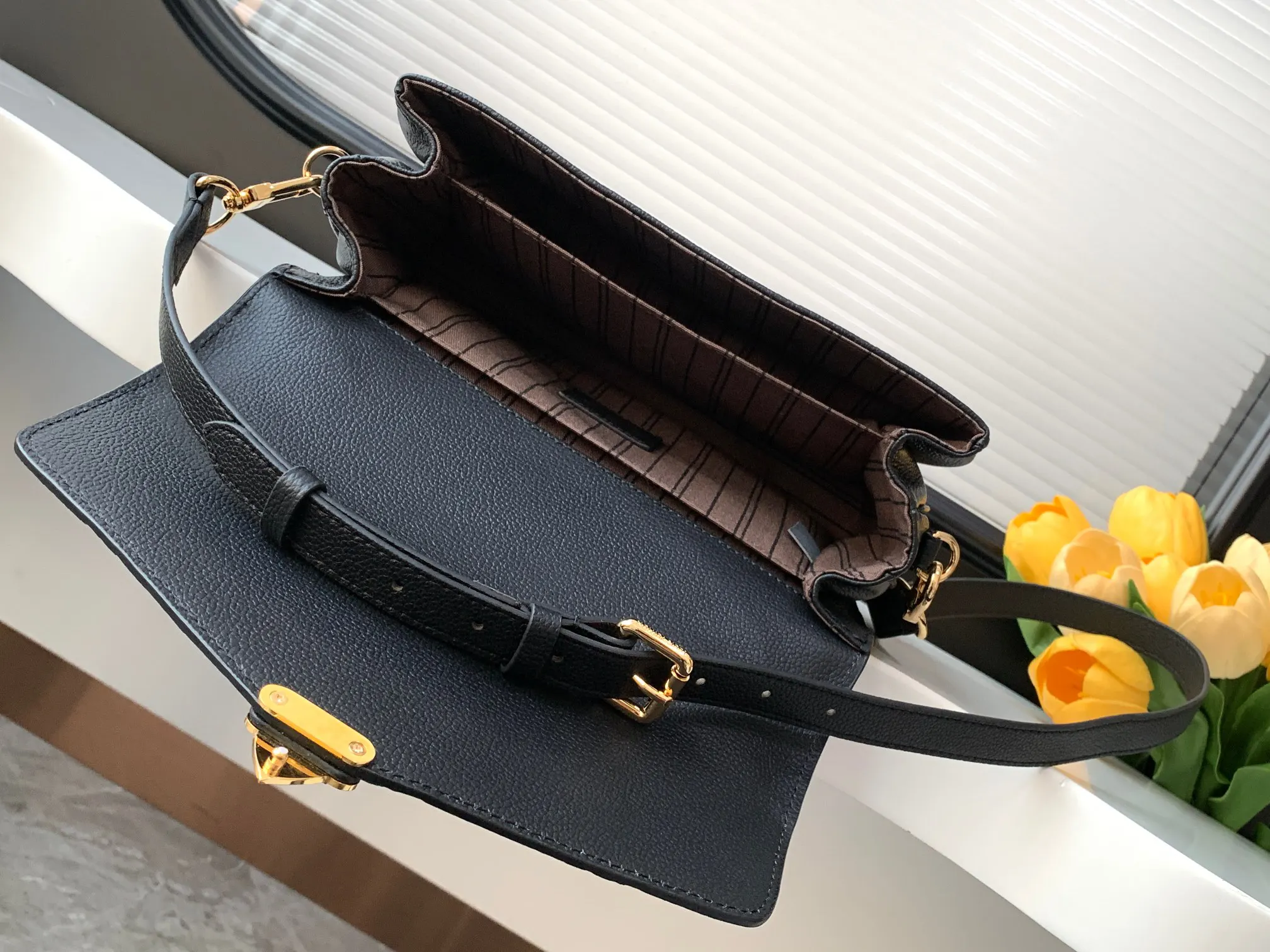 LV Pochette 黑棕配色 雙肩包(數字8) LV Pochette 黑棕配色 雙肩包(數字8)