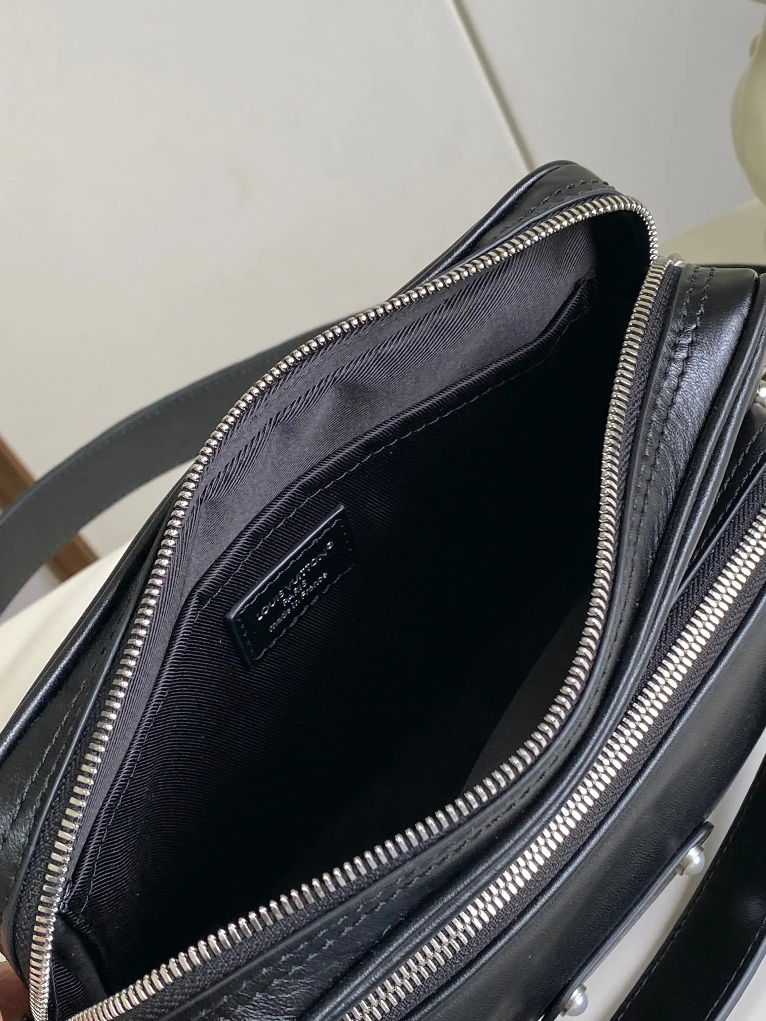 LV 牛皮 侧面锁扣彰显都市型格 主隔层拉链头点缀 字母装饰 水桶包 休闲水桶款