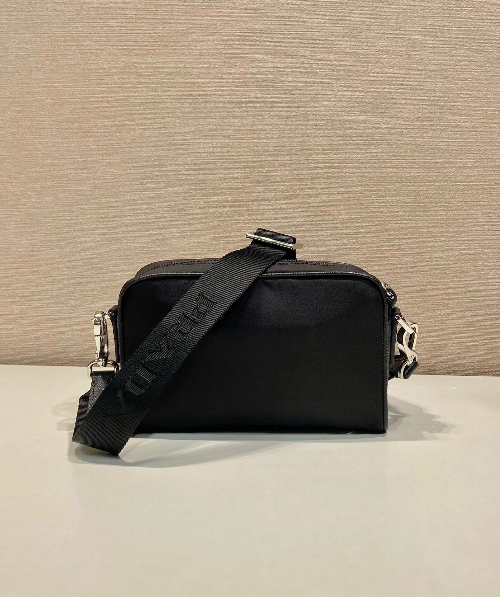 Prada Re-Nylon 2VH172 迷你 皮革 Saffiano 十字紋 單肩包