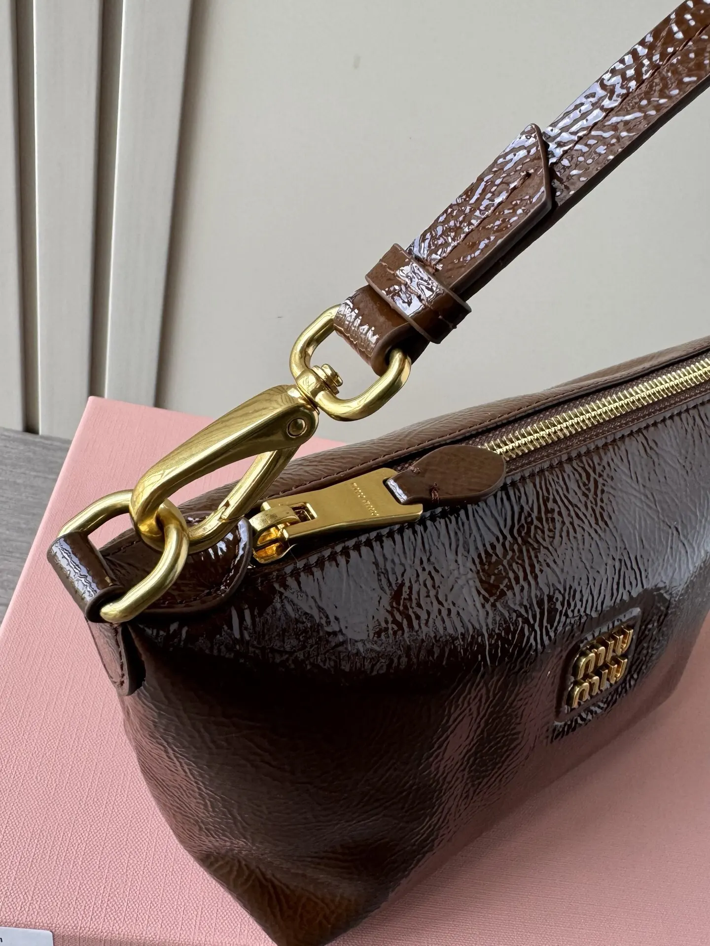 Miu 漆皮 厂价 老鼠狠货miumiu饭盒 腋下包 復古腋下背款