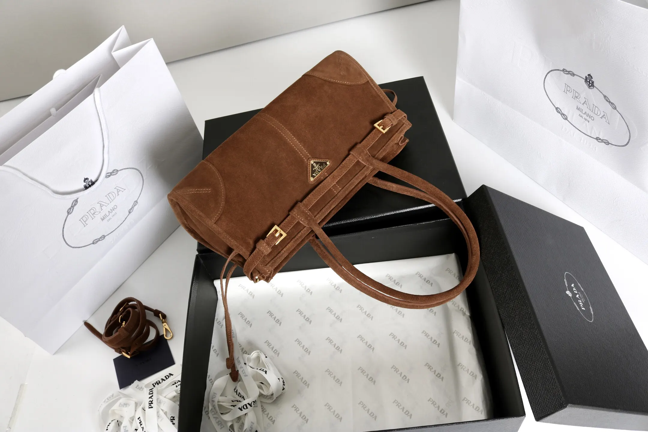 Prada 漆皮 斜挎包
