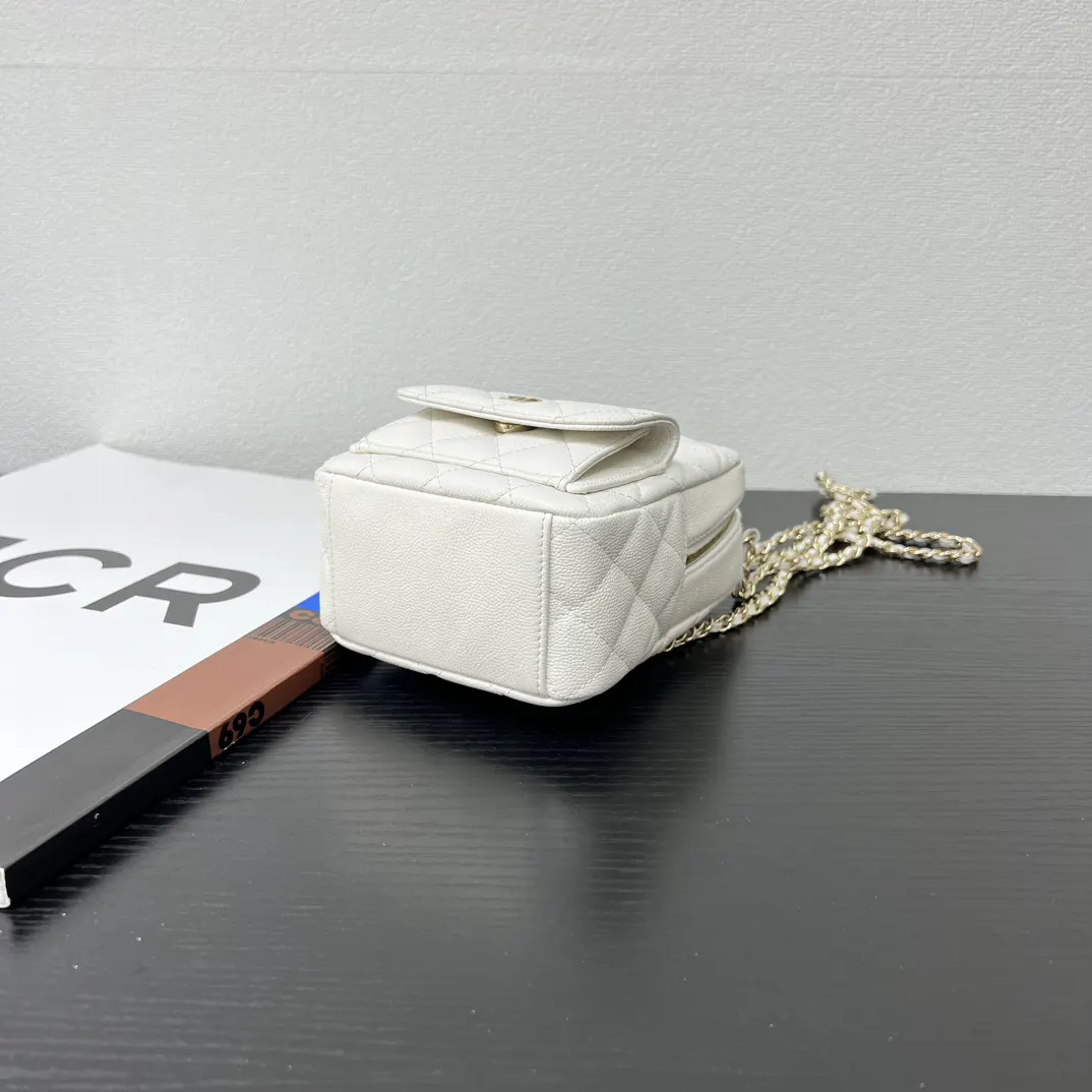 CHANEL 白色牛皮翻盖链条包 金扣款