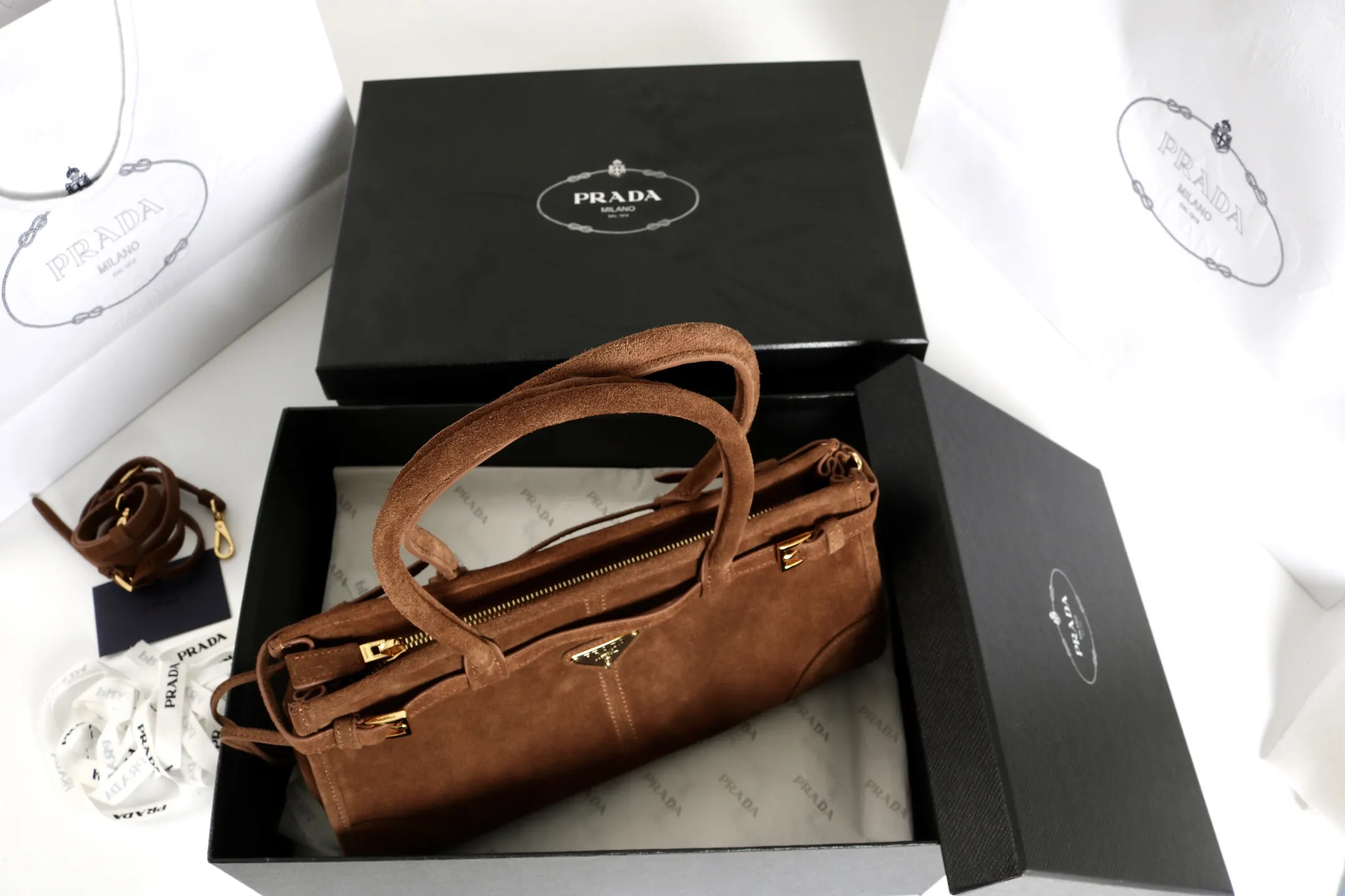 Prada 漆皮 斜挎包
