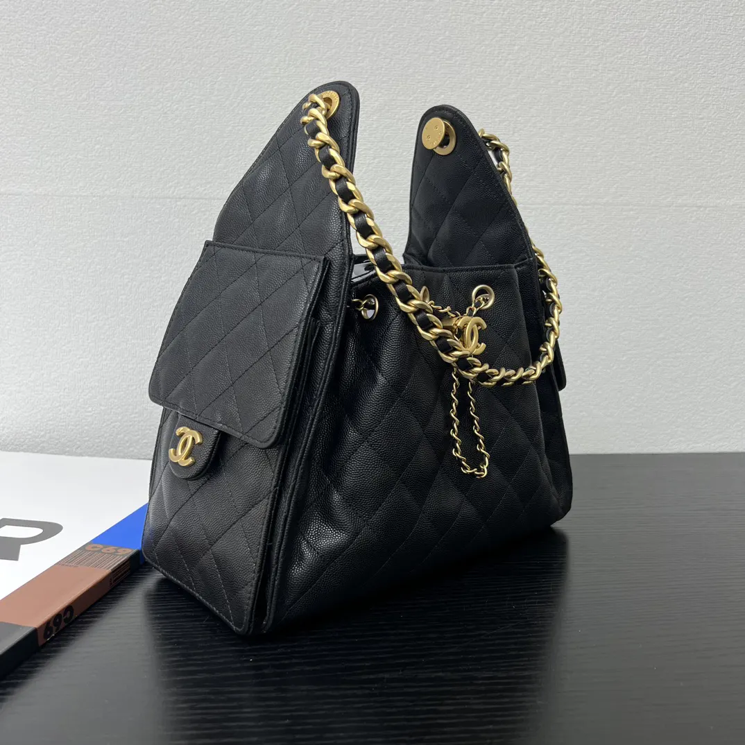 Chanel 黑色牛皮Hobo腋下包 金链