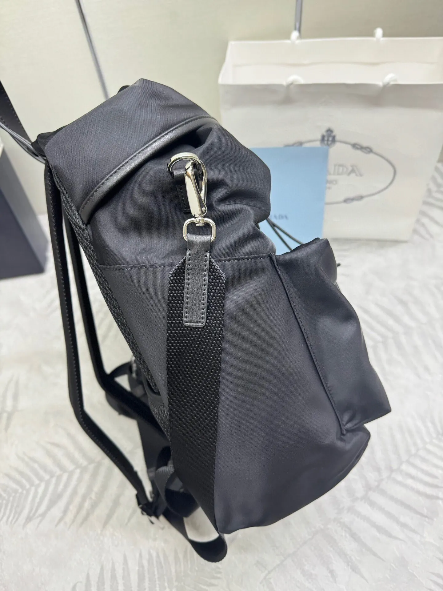 Prada 尼龙 牛皮 双肩背包 轻便实用