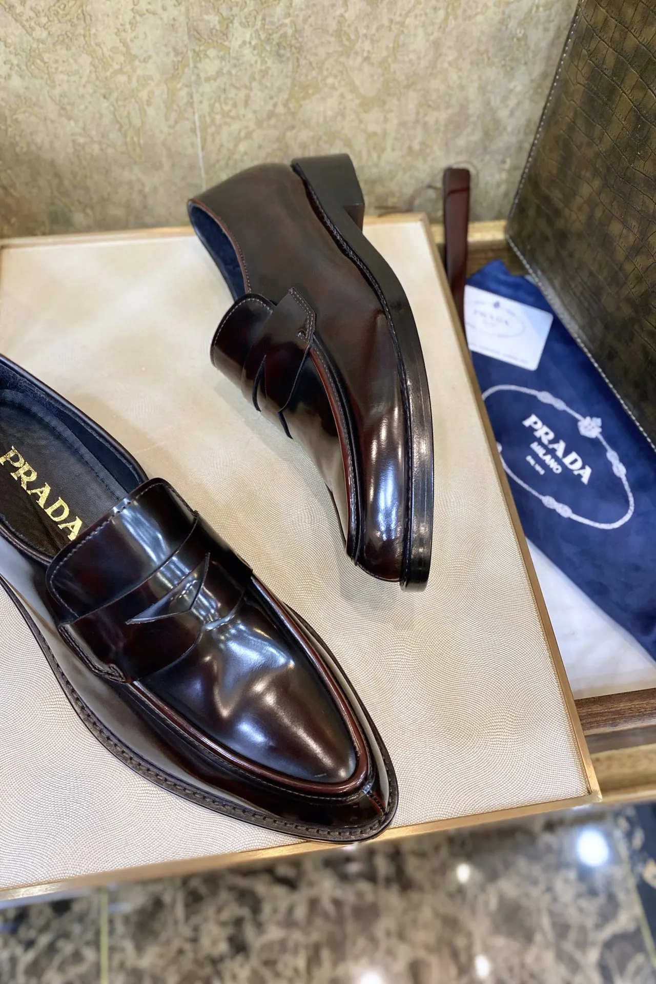Prada 牛皮 休闲鞋 舒适