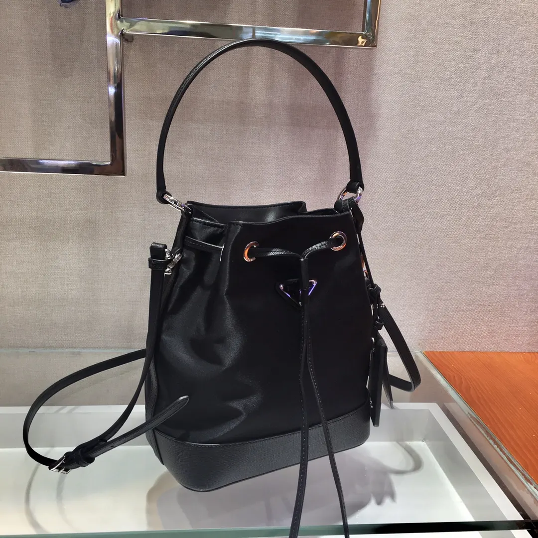 Prada Re-Nylon 1BE055 尼龙 Saffiano十字纹牛皮 水桶包