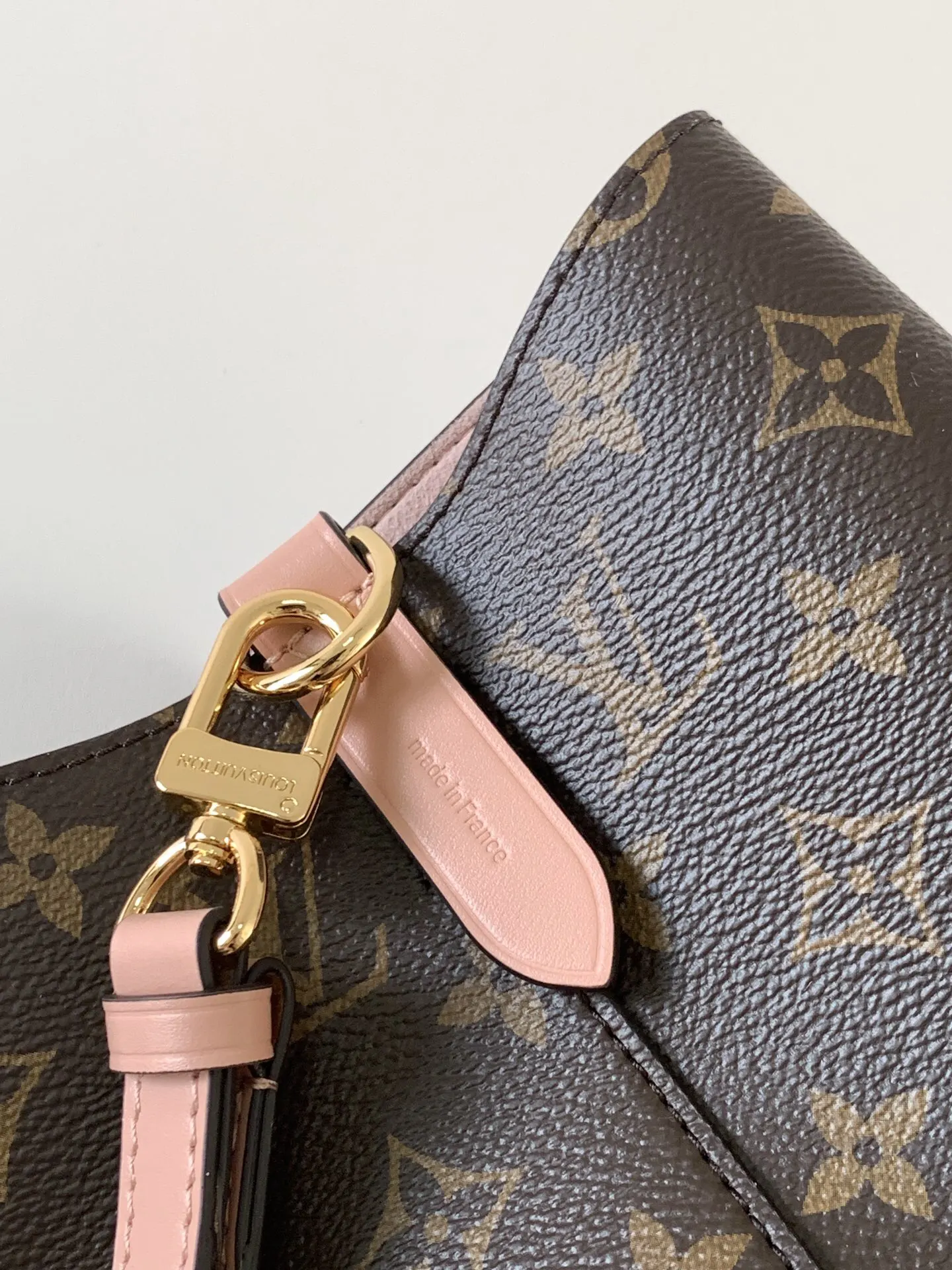 LV 牛皮 Monogram 涂层帆布一光滑牛皮饰边一超细纤维内 水桶包 休闲水桶款