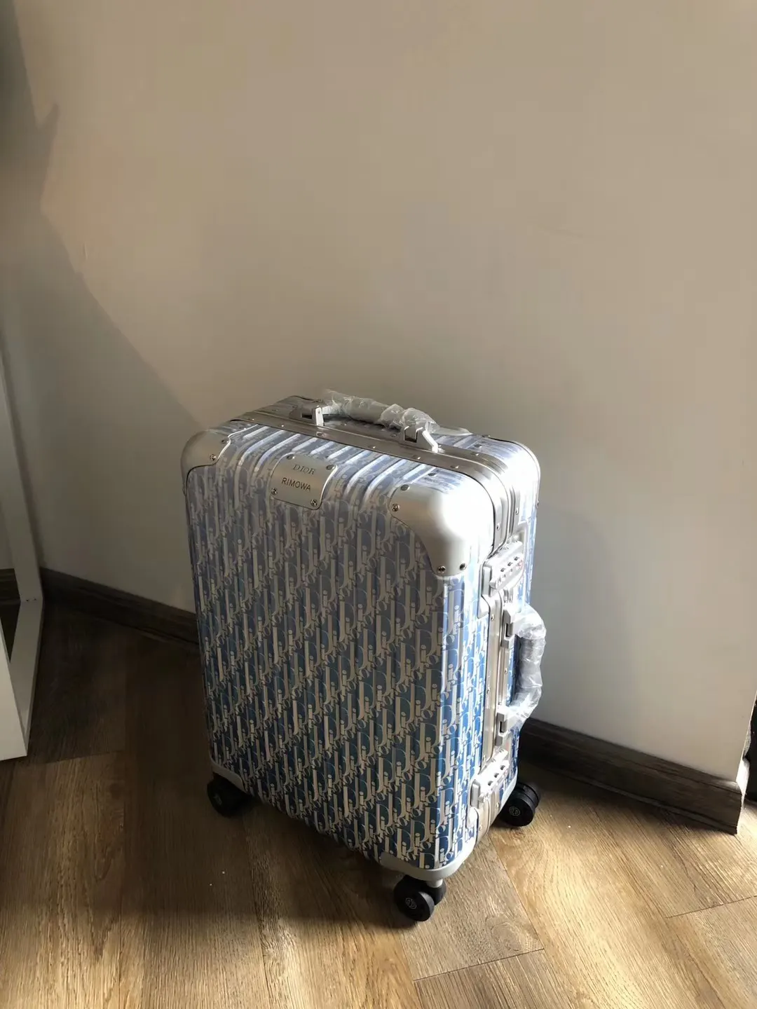 Dior 黑色 创新的阳极氧化技术赋予鋁制表面鲜亮色彩 寸 价 行李箱 旅行拉杆款 輕便出行款