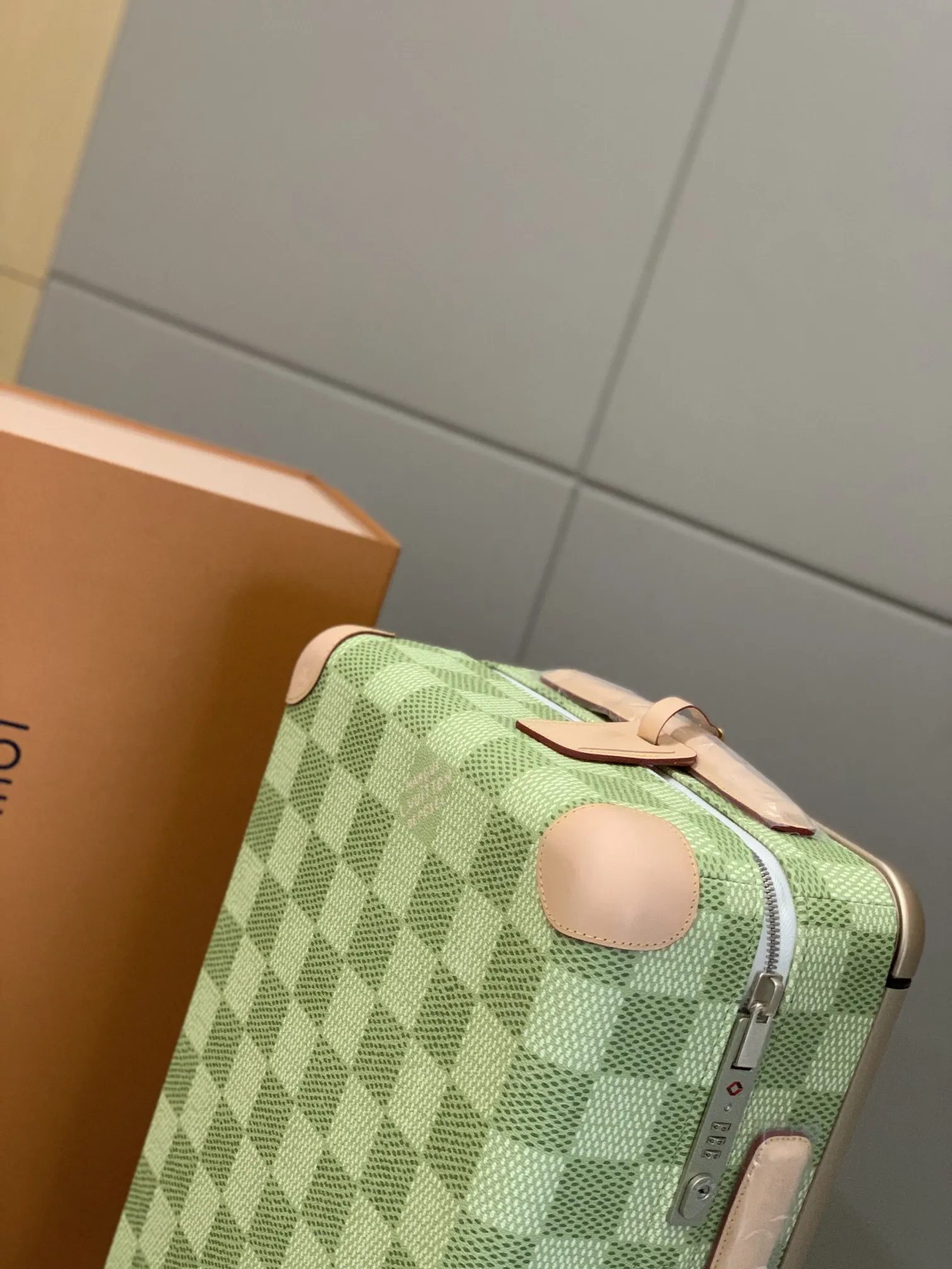 灰色 银色 拉杆真皮包裹 行李箱 旅行拉杆款 轻便出行款