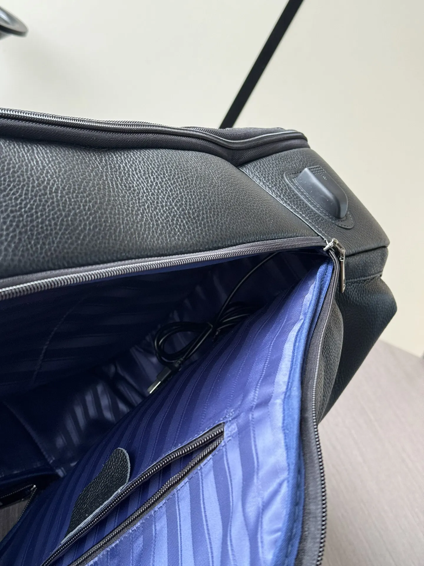 Prada 黑色 小牛皮 行李箱 旅行拉杆款 輕便出行款