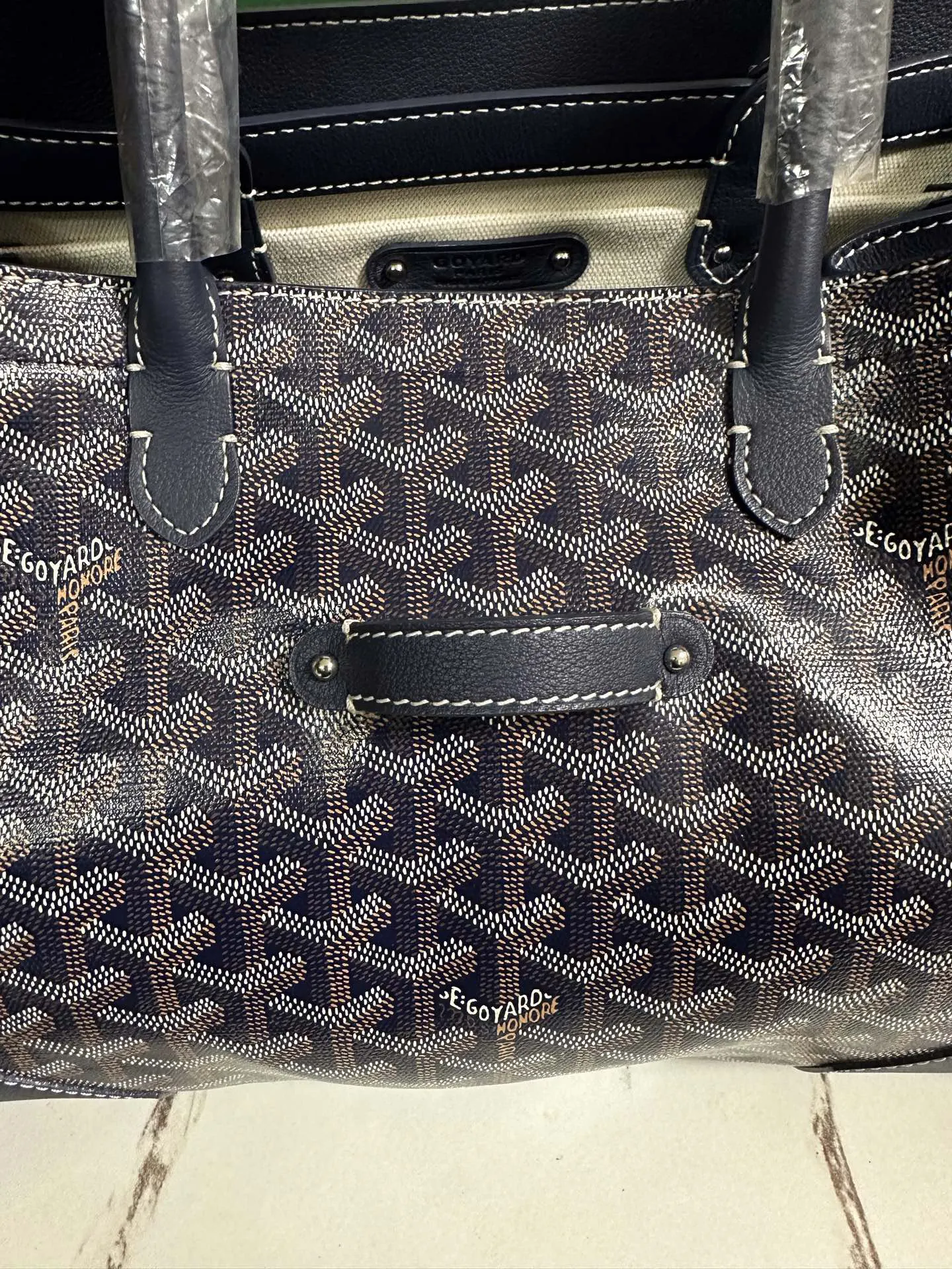 Goyard 小牛皮 无论包是打开还是合上 在内还是在外 它都能与女性生活 托特包 大容量托特款