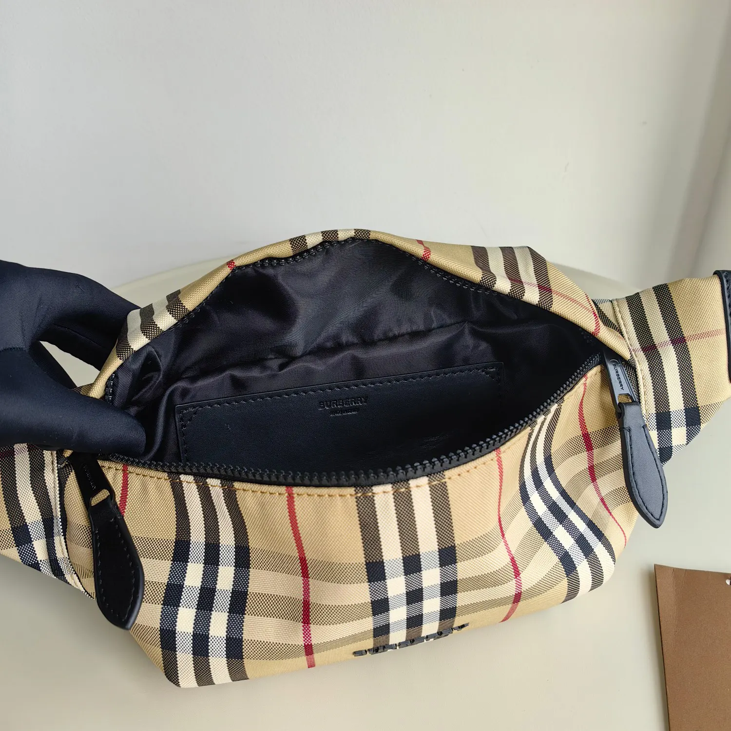 Burberry 設計借鉴九十 代街头风格 焕新装饰 格纹 融入 腰包 休閒腰包款