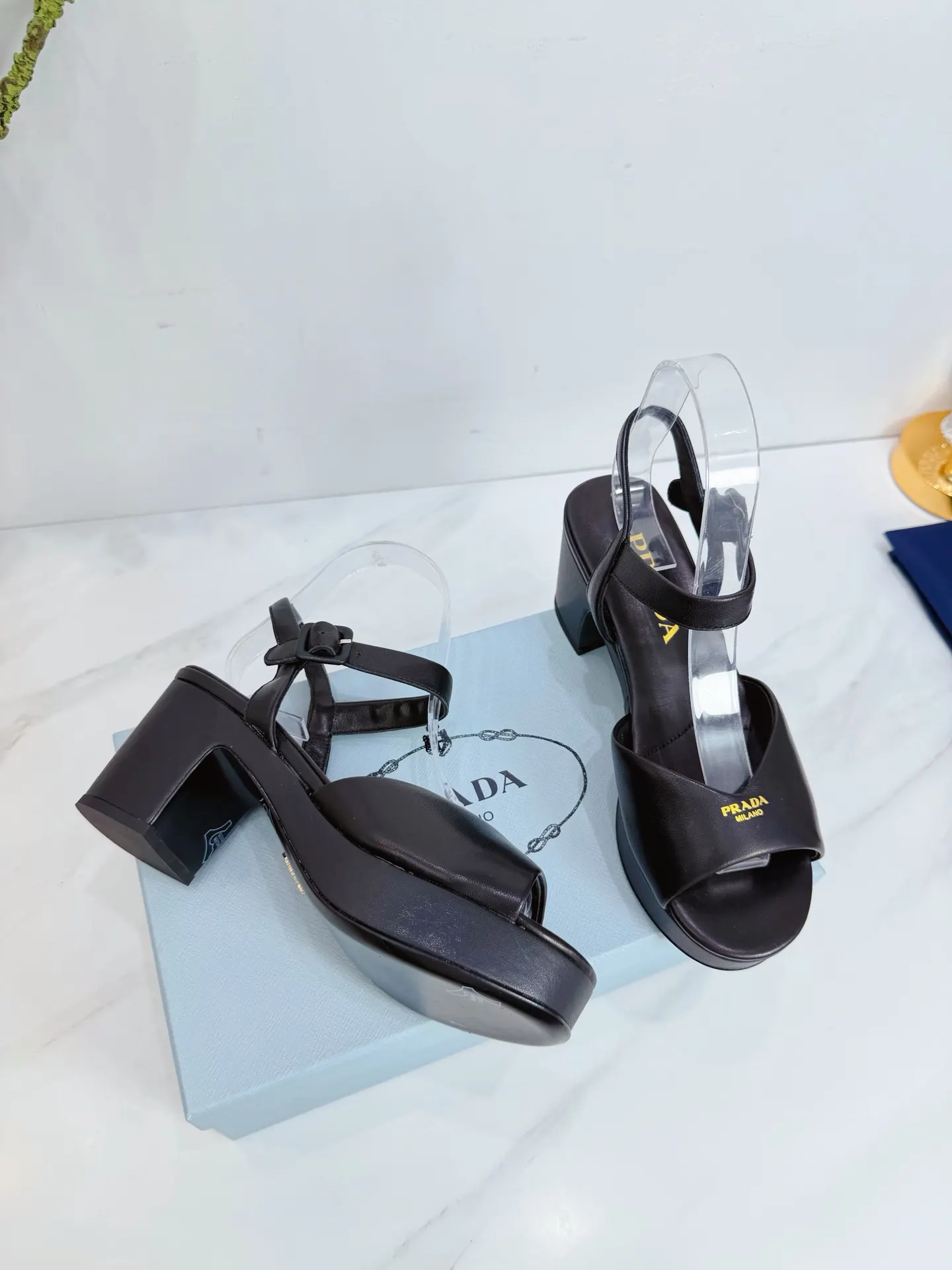 Prada 羊皮 休闲鞋 舒适