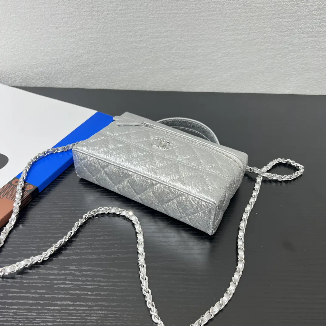 Chanel 黑色鱼子酱牛皮翻盖链条包 单肩斜挎
