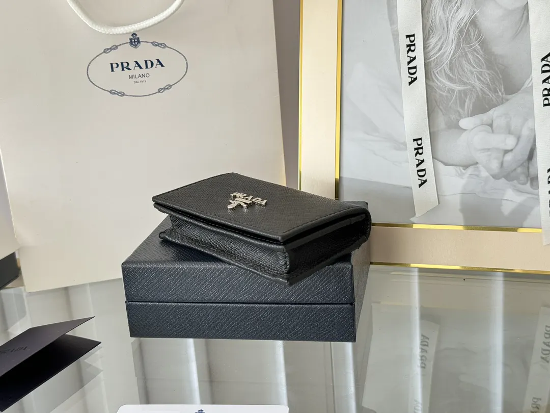 Prada 十字纹牛皮 钱包 实用卡夹