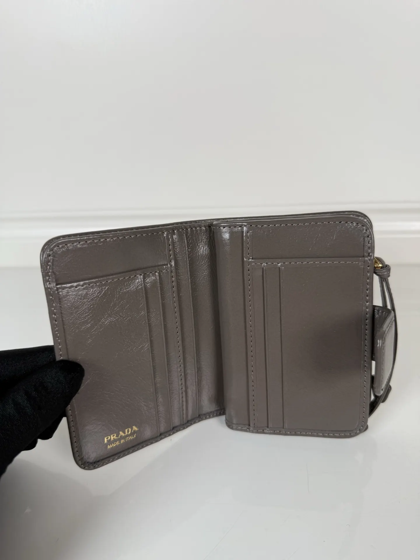 PRADA 黑色皮革卡包礼盒套装 精致配饰款