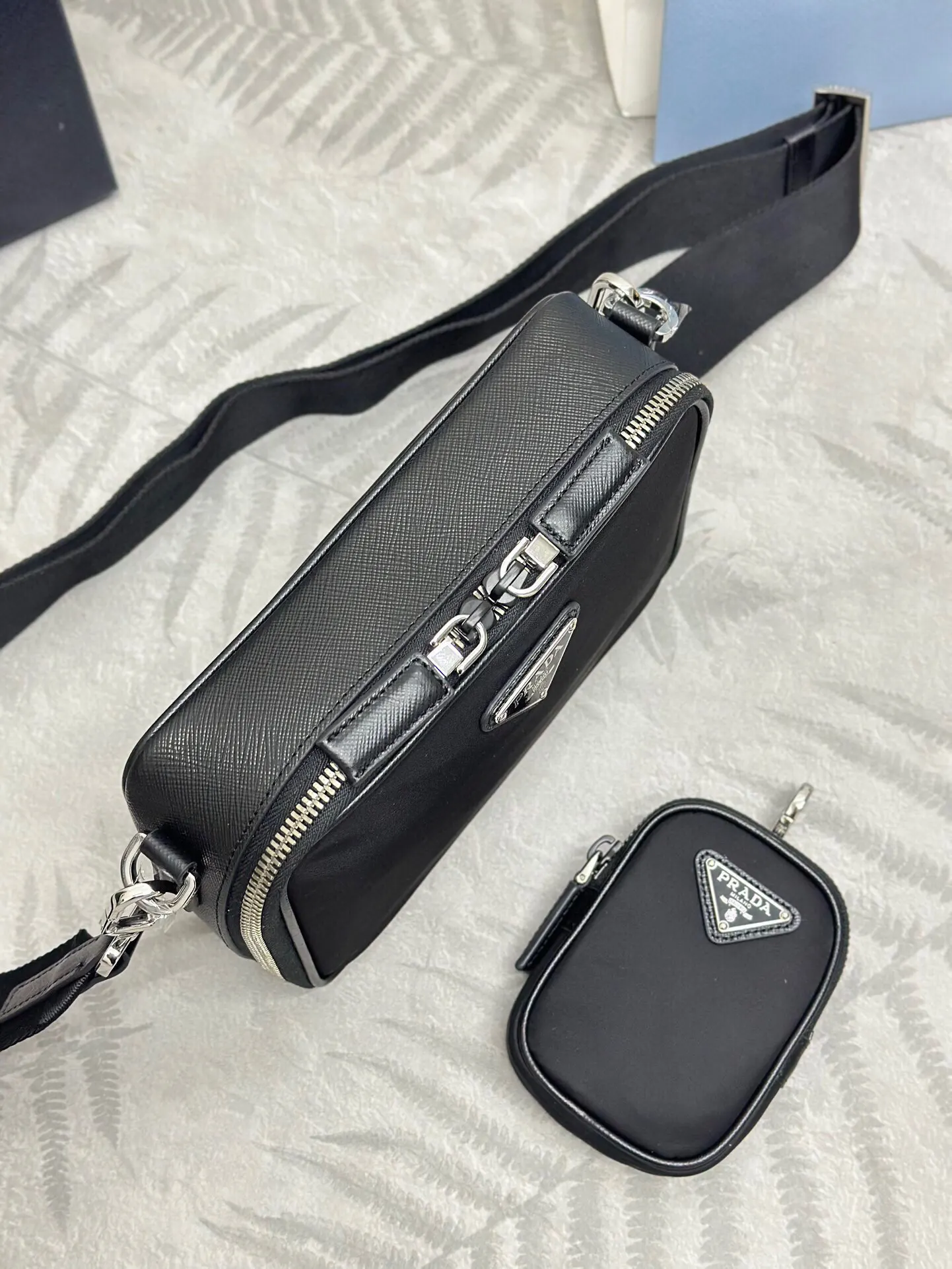 Prada Re-Nylon 2VH070 皮革 Saffiano 十字纹 斜挎包
