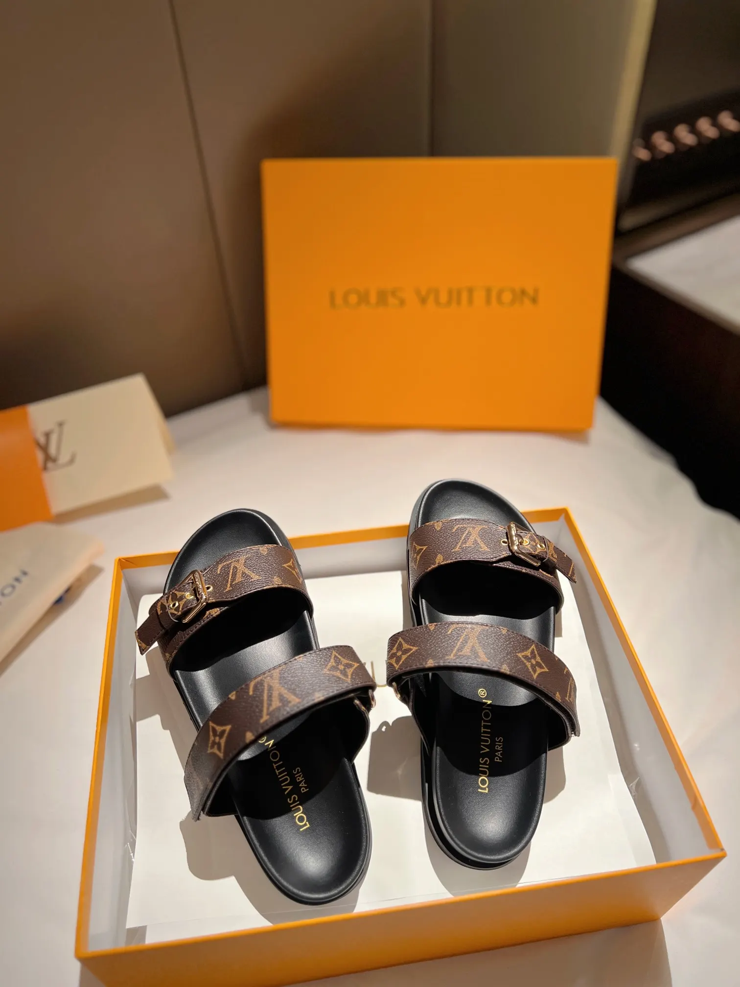 LV 經典老花 厚底拖鞋 休閒百搭款(數字5) LV 經典老花 厚底拖鞋 休閒百搭款(數字5)