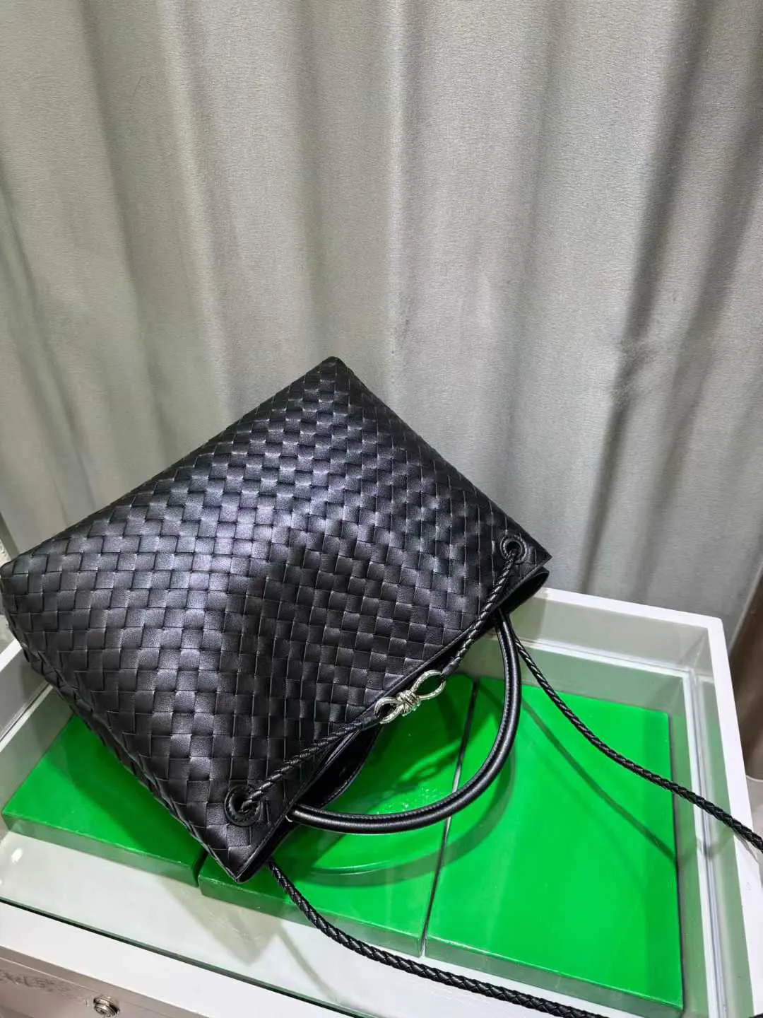 Bottega Veneta 黑色 銀色 斜背包 輕便斜挎款