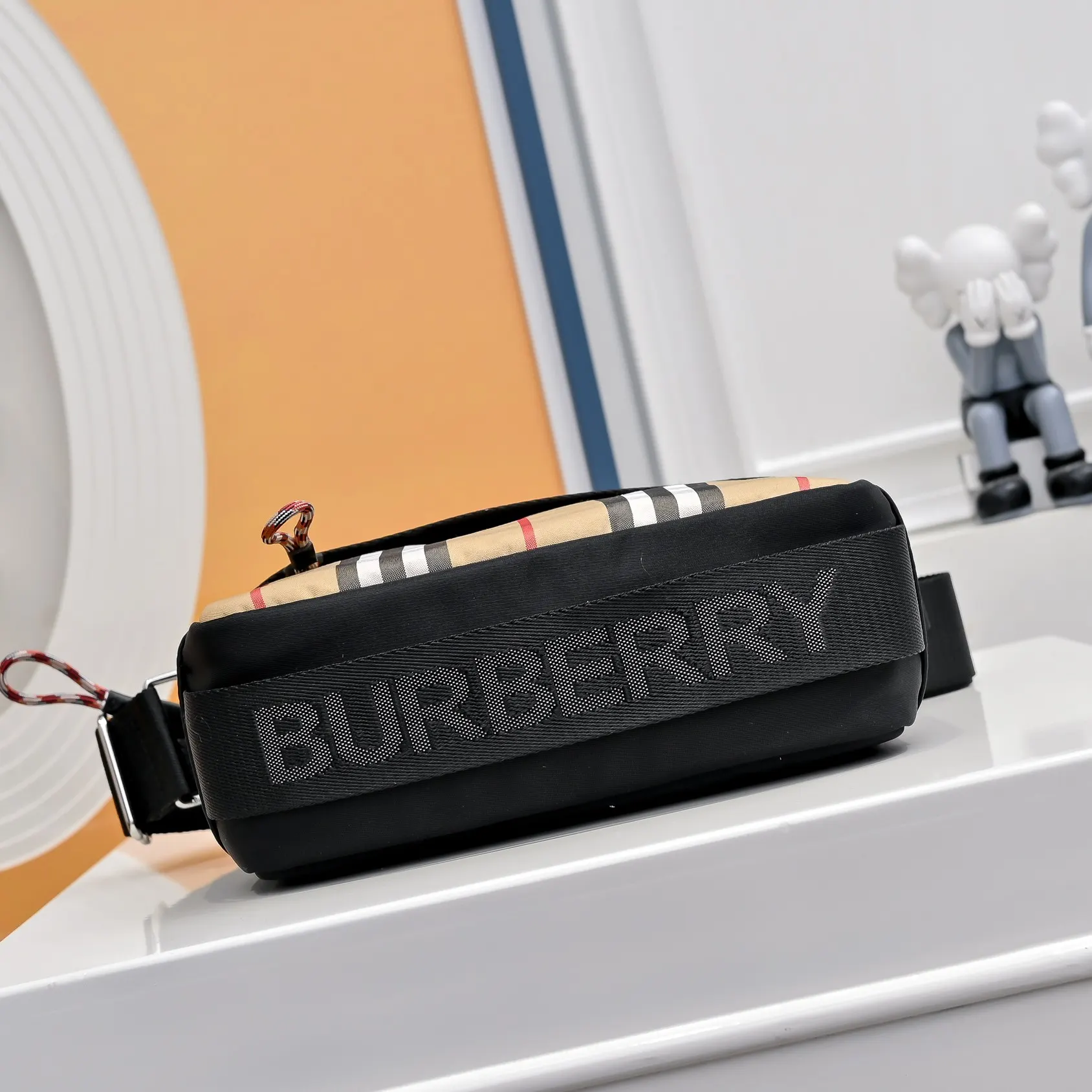 Burberry 帆布 斜挎包 轻便斜挎款