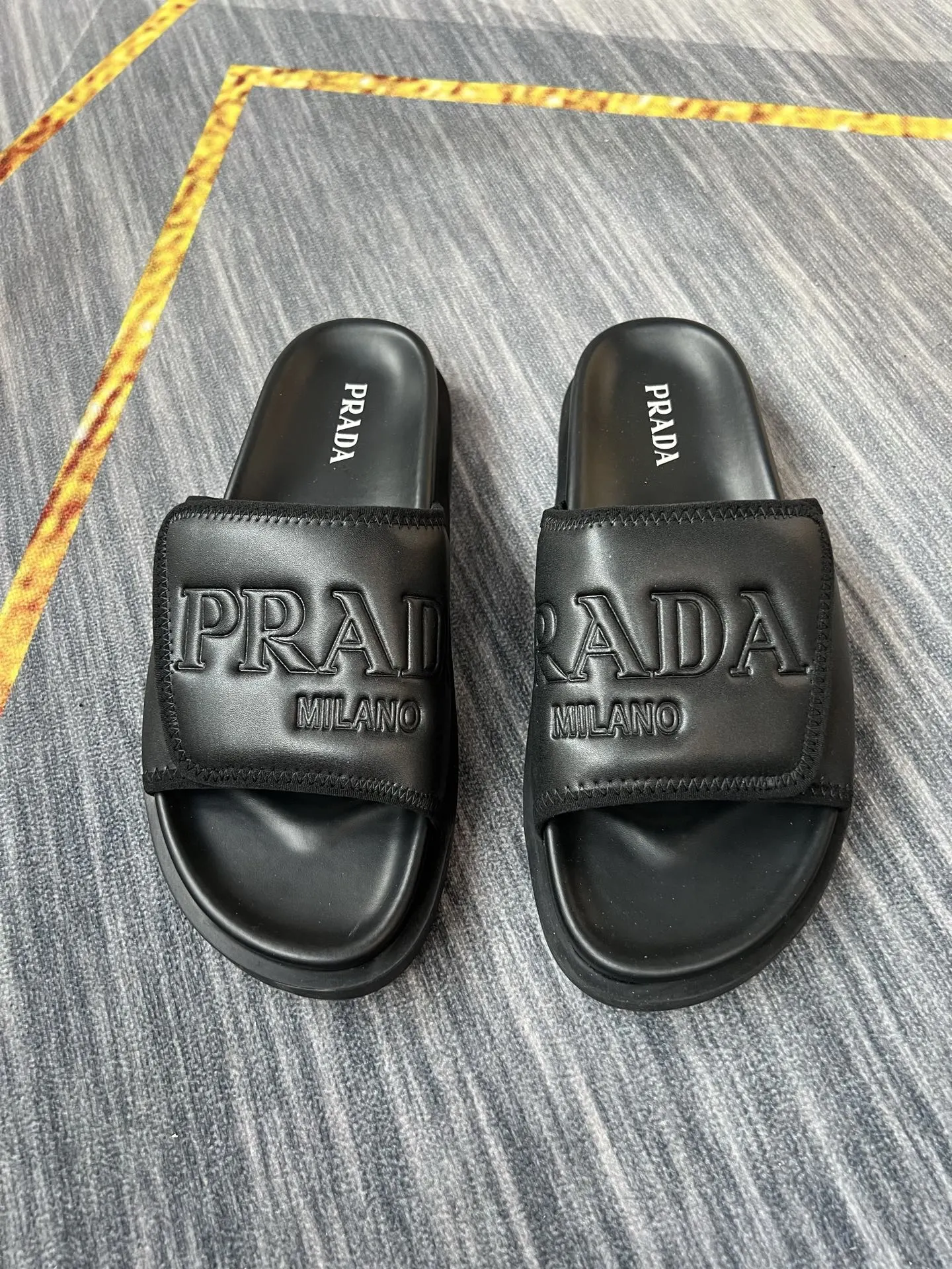 Prada 拖鞋 休闲凉拖