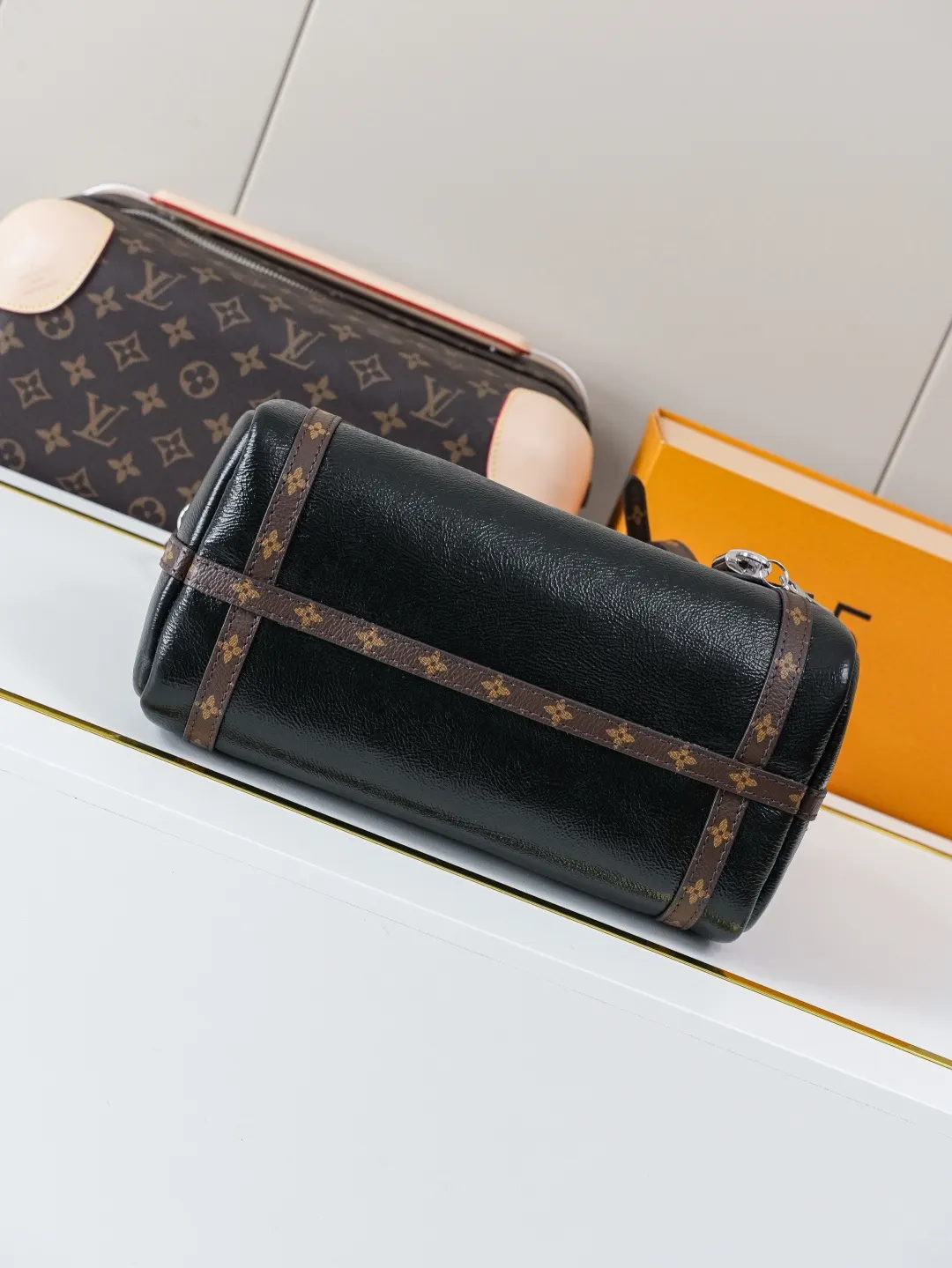 LV 牛皮 内衬点缀标志性 Mo图案 手提包 通勤手提款
