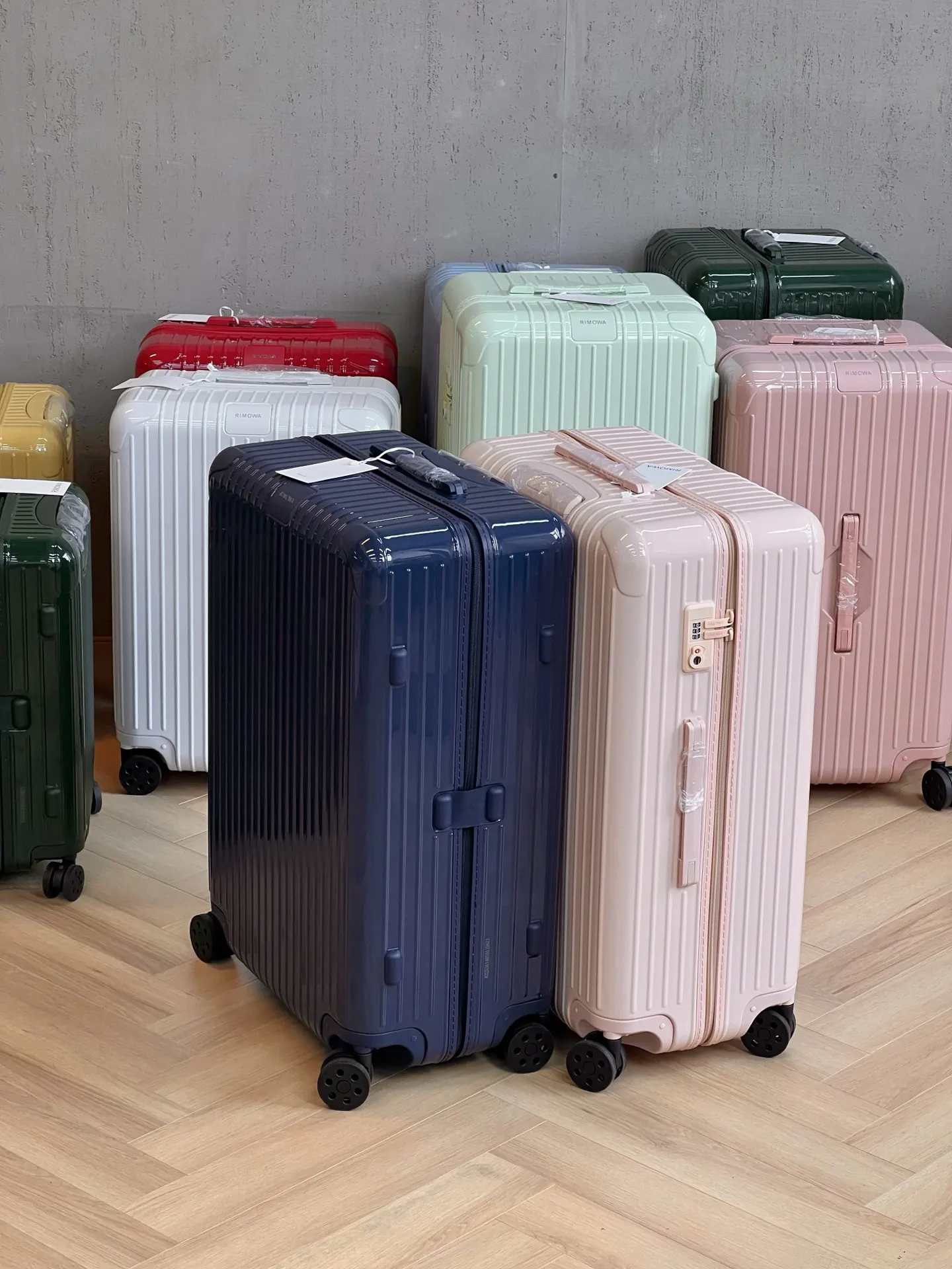 渠道问题 咱家这单是给R家做代加工的 出的一批货 行李箱 旅行拉杆款 輕便出行款