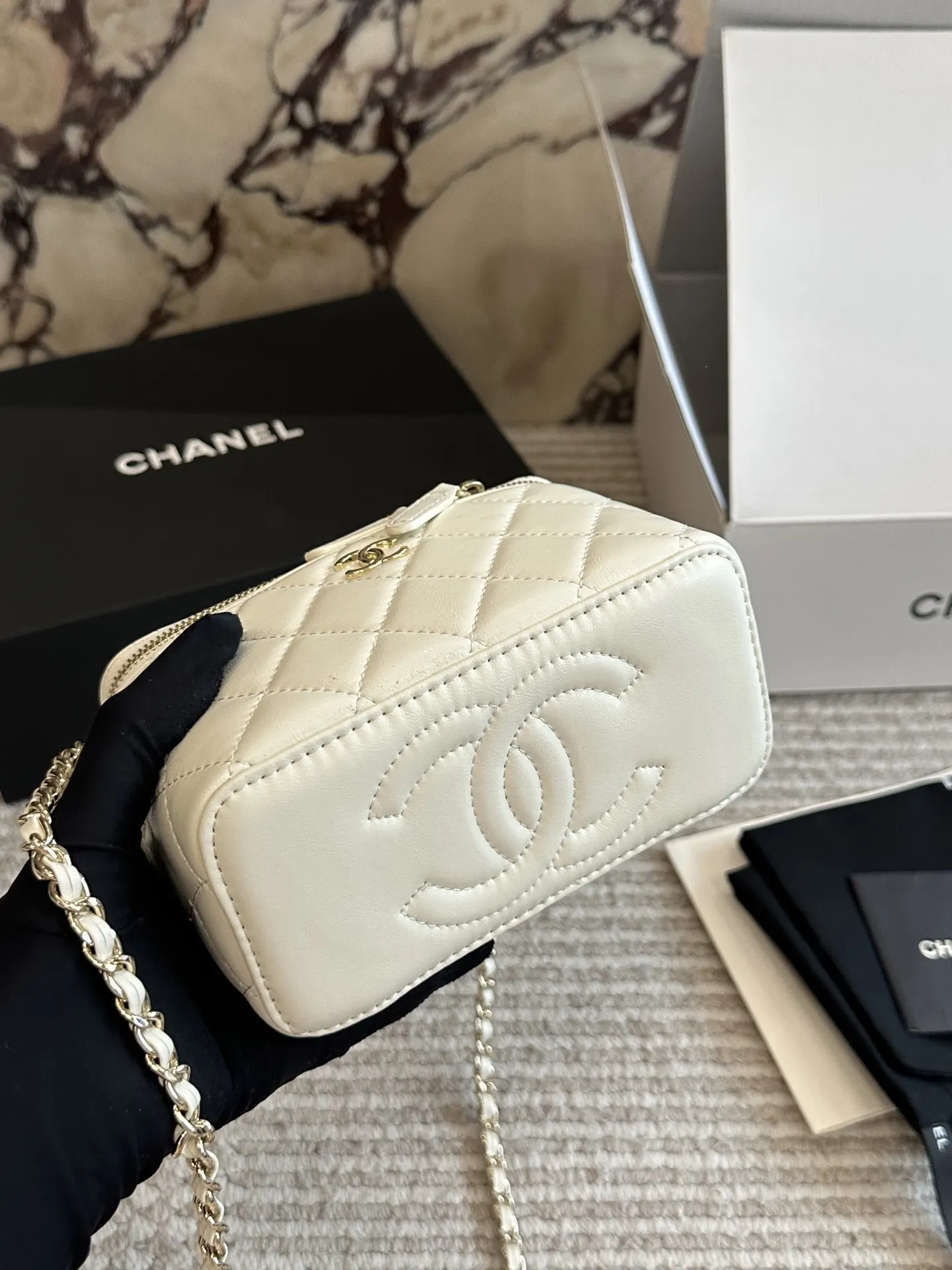 CHANEL 羊皮 亮面金标菱格纹羊皮手柄长 包手提单肩 斜挎包 轻便斜挎款