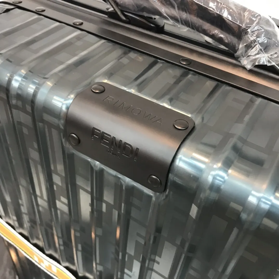 Fendi 黑色 藍色 rimowa 一见钟情或许就是当你第一眼见到它的 行李箱 旅行拉杆款 輕便出行款