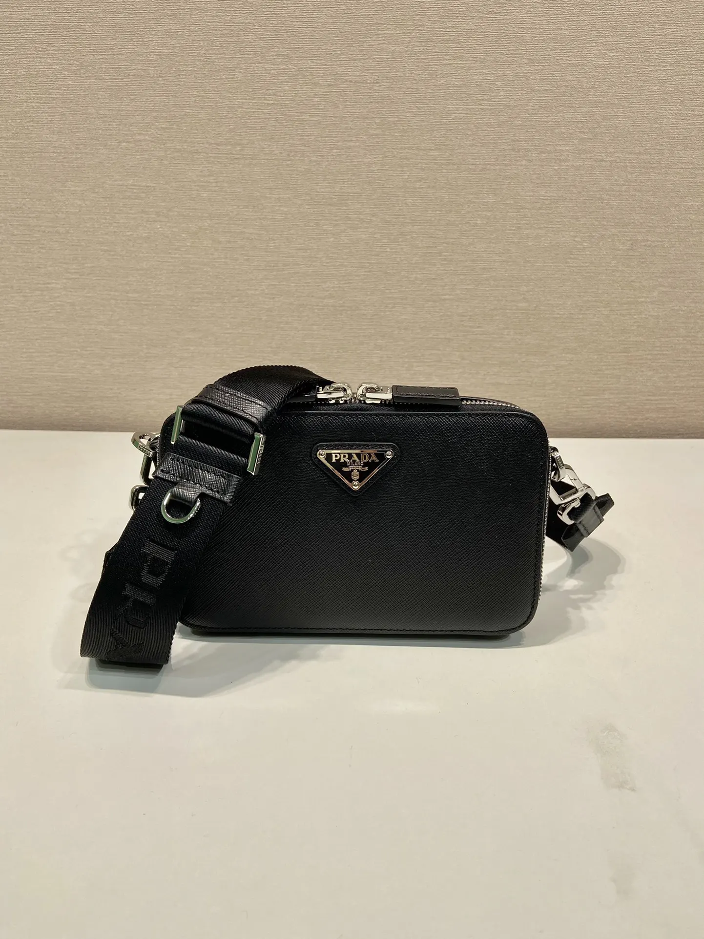 Saffiano 容量空间大 值得拥有 赶紧入手吧 长 高 斜挎包 轻便斜挎款
