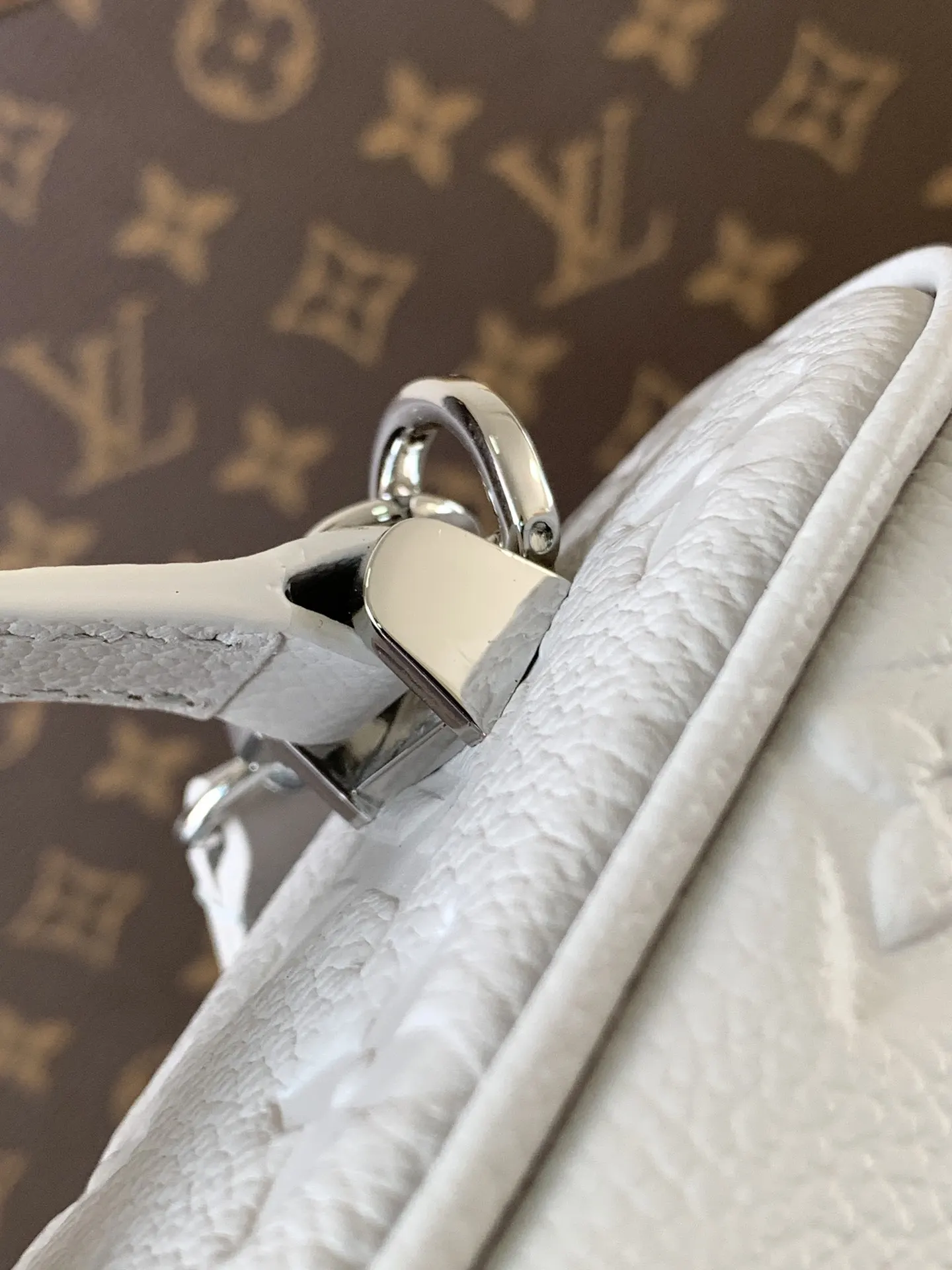 LV 灰色 牛皮 链条包 精致链条款
