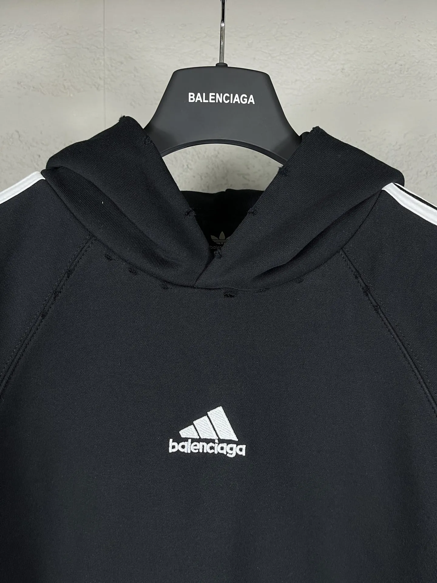 Balenciaga 联名拼色连帽卫衣 黑红