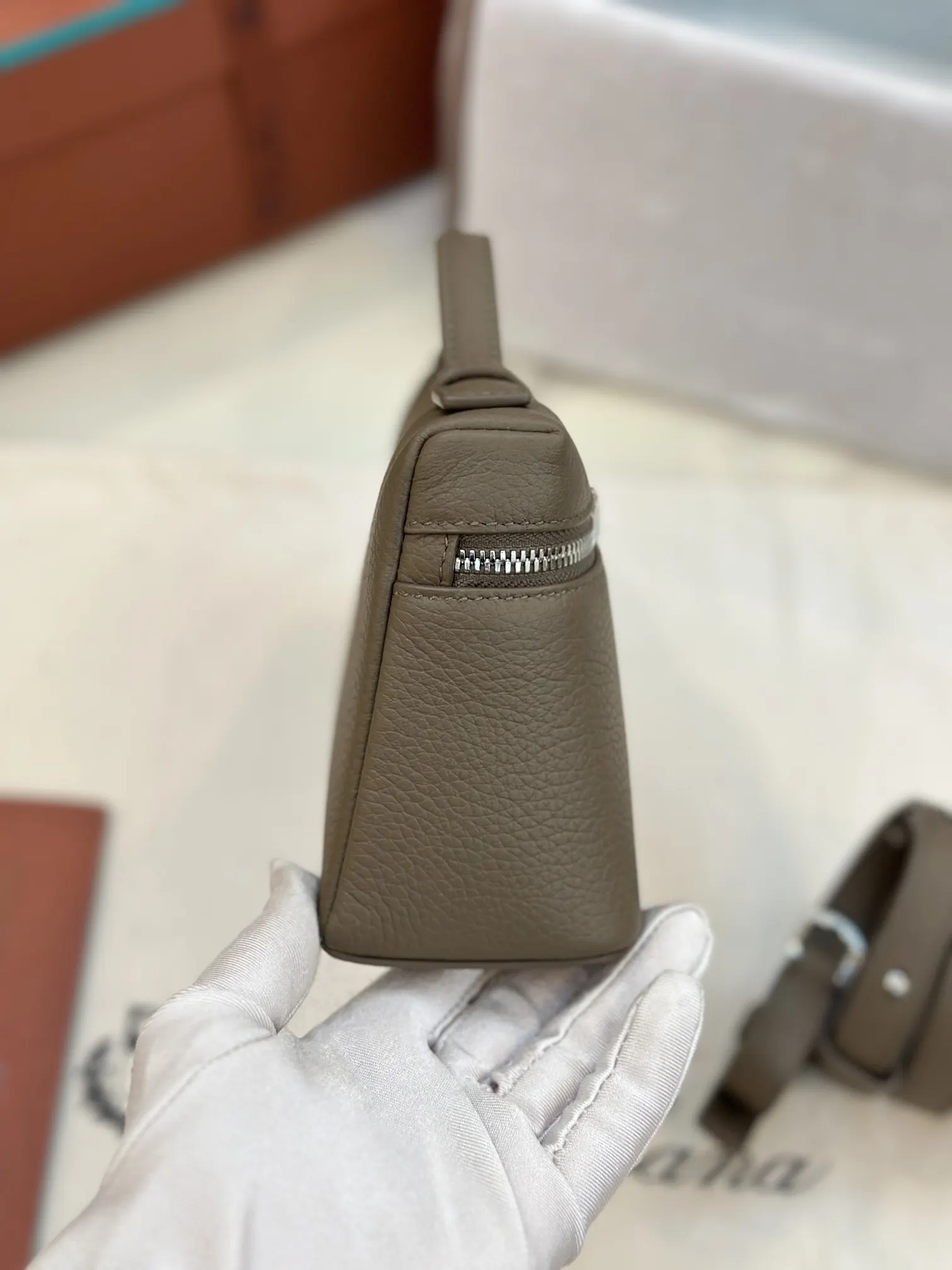 小牛皮 Loro Piana Extra Poket 手拿包 精致手拿款