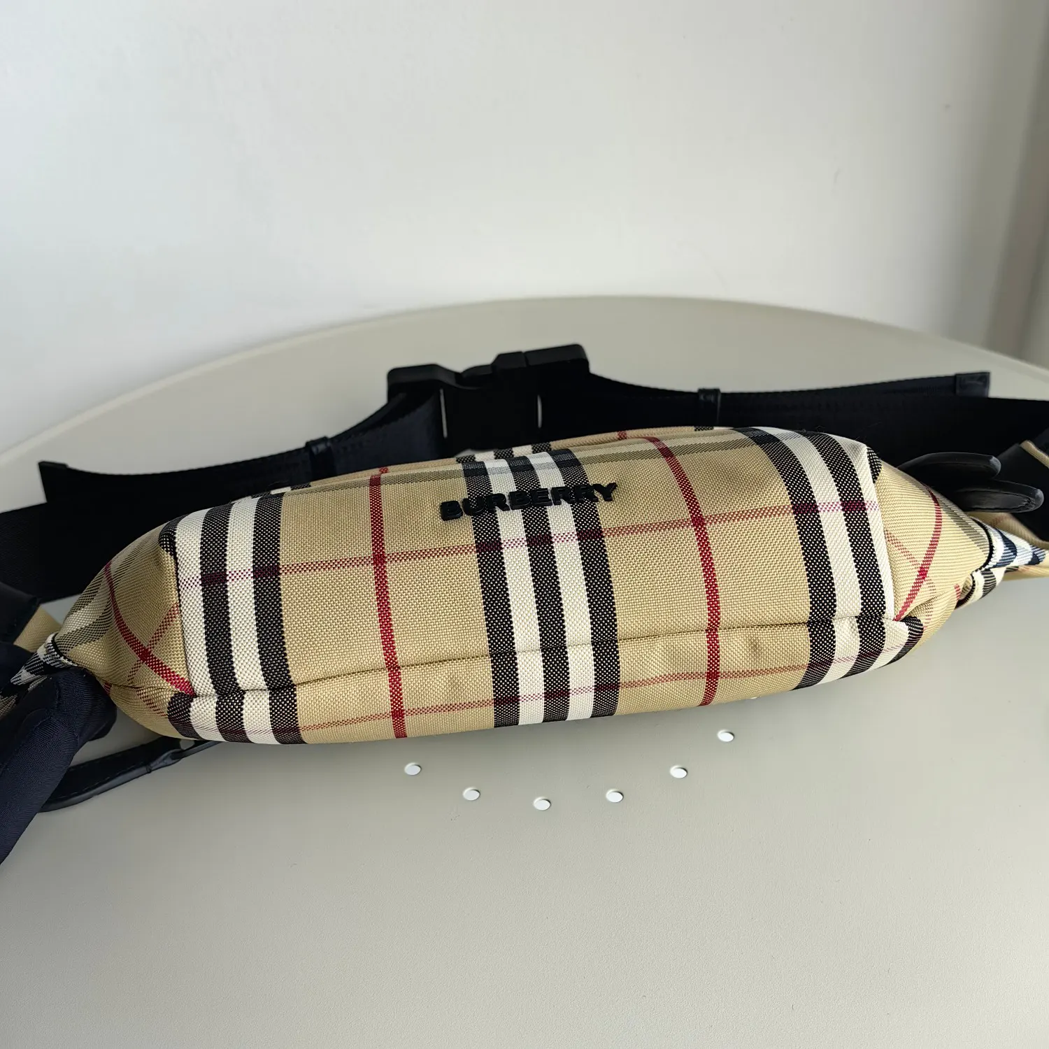 Burberry 設計借鉴九十 代街头风格 焕新装饰 格纹 融入 腰包 休閒腰包款