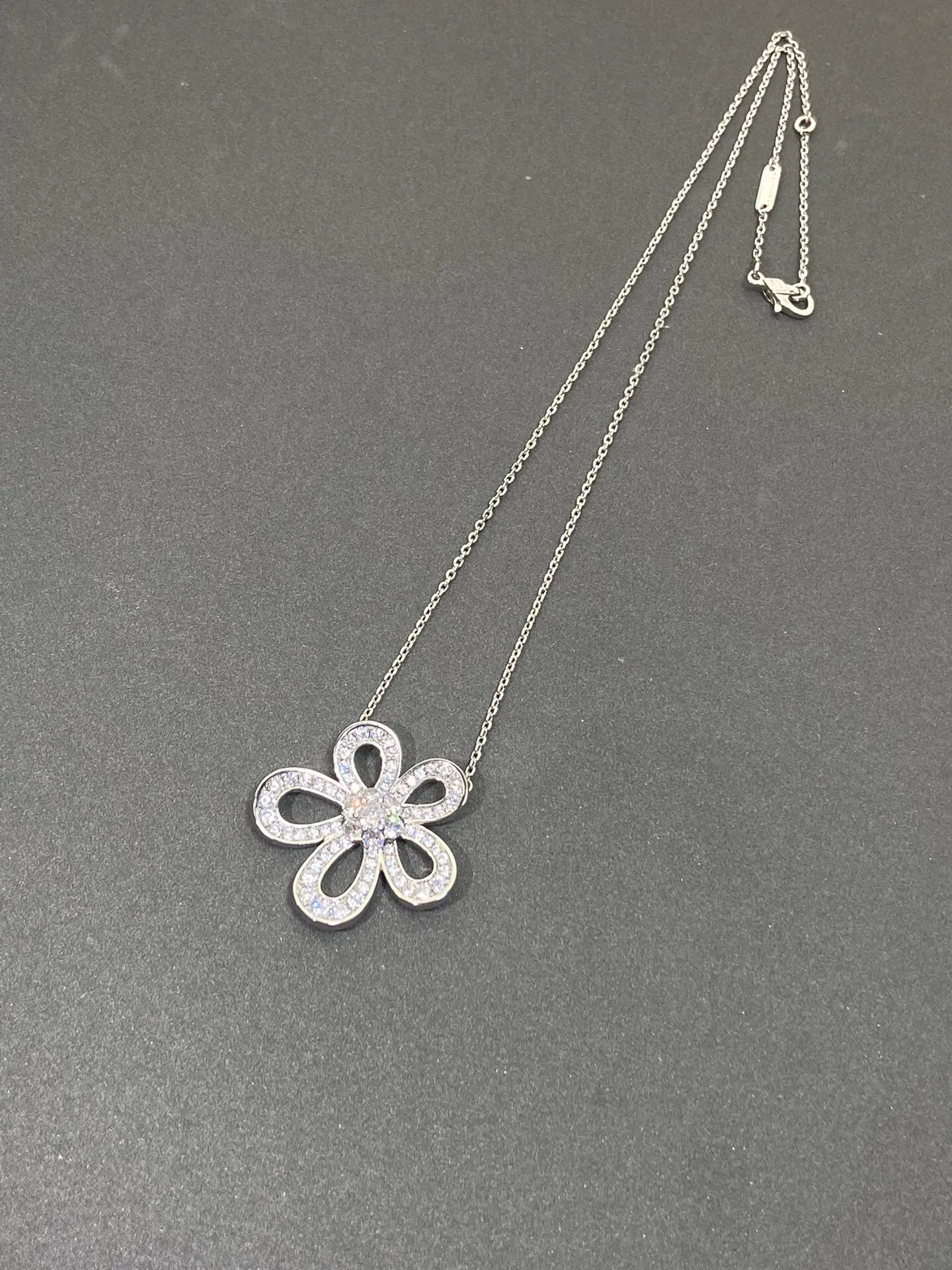 Van Cleef 耳钉 小巧点缀款