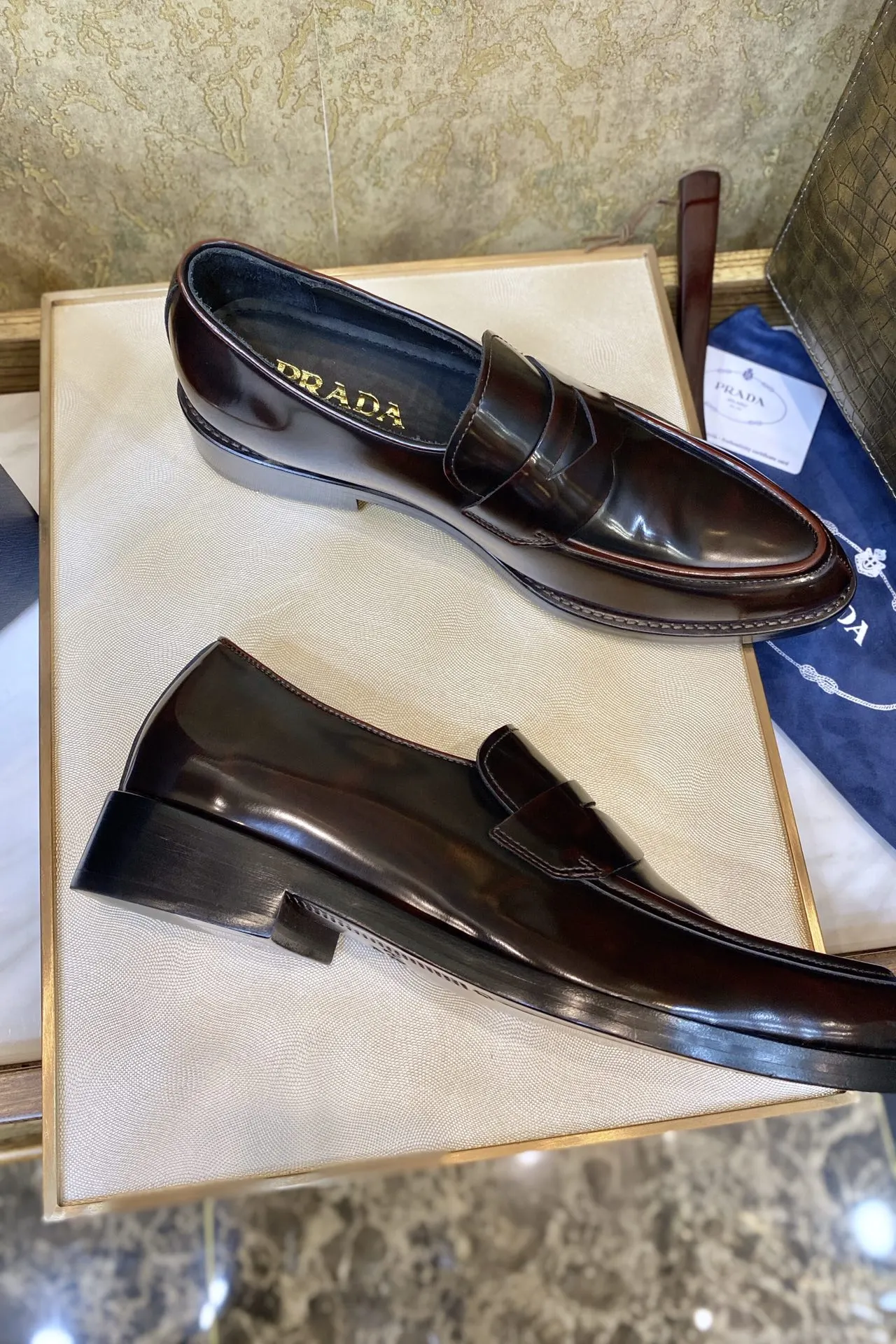 Prada 牛皮 休闲鞋 舒适