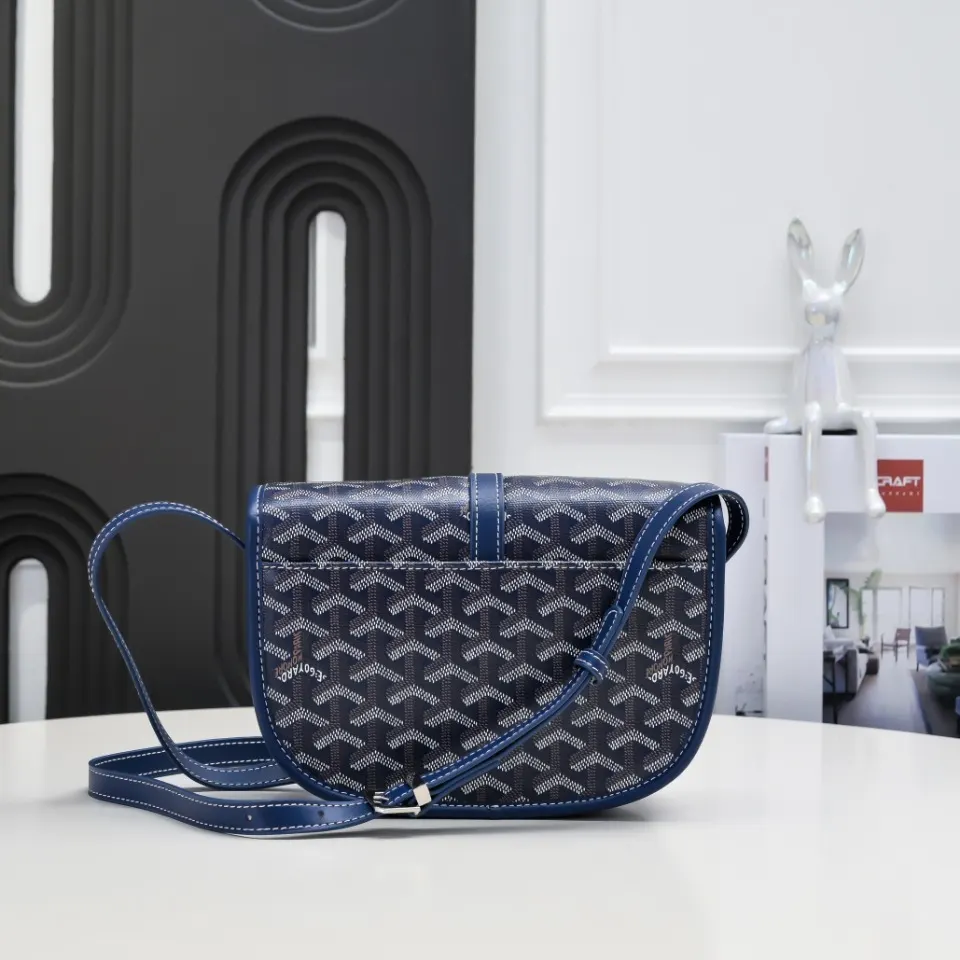 Goyard 皮质镶边以线条的方式凸显出包身轮廓 翻盖的皮质内衬亦 收纳包 旅行收纳款