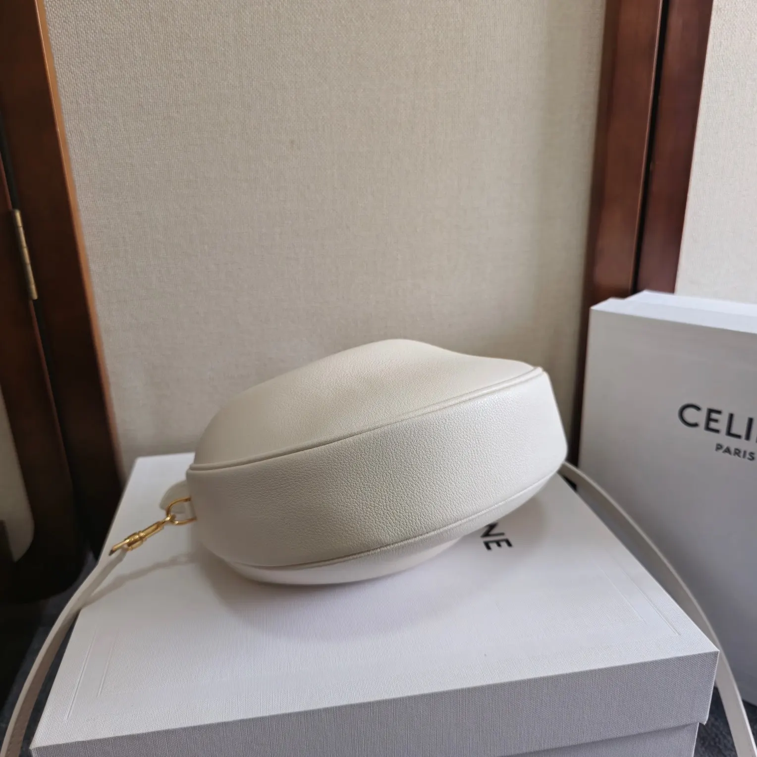 白色 小牛皮 可盐 可甜 可通勤 可约会 可斜挎 可單肩 都超好 斜背包 輕便斜挎款