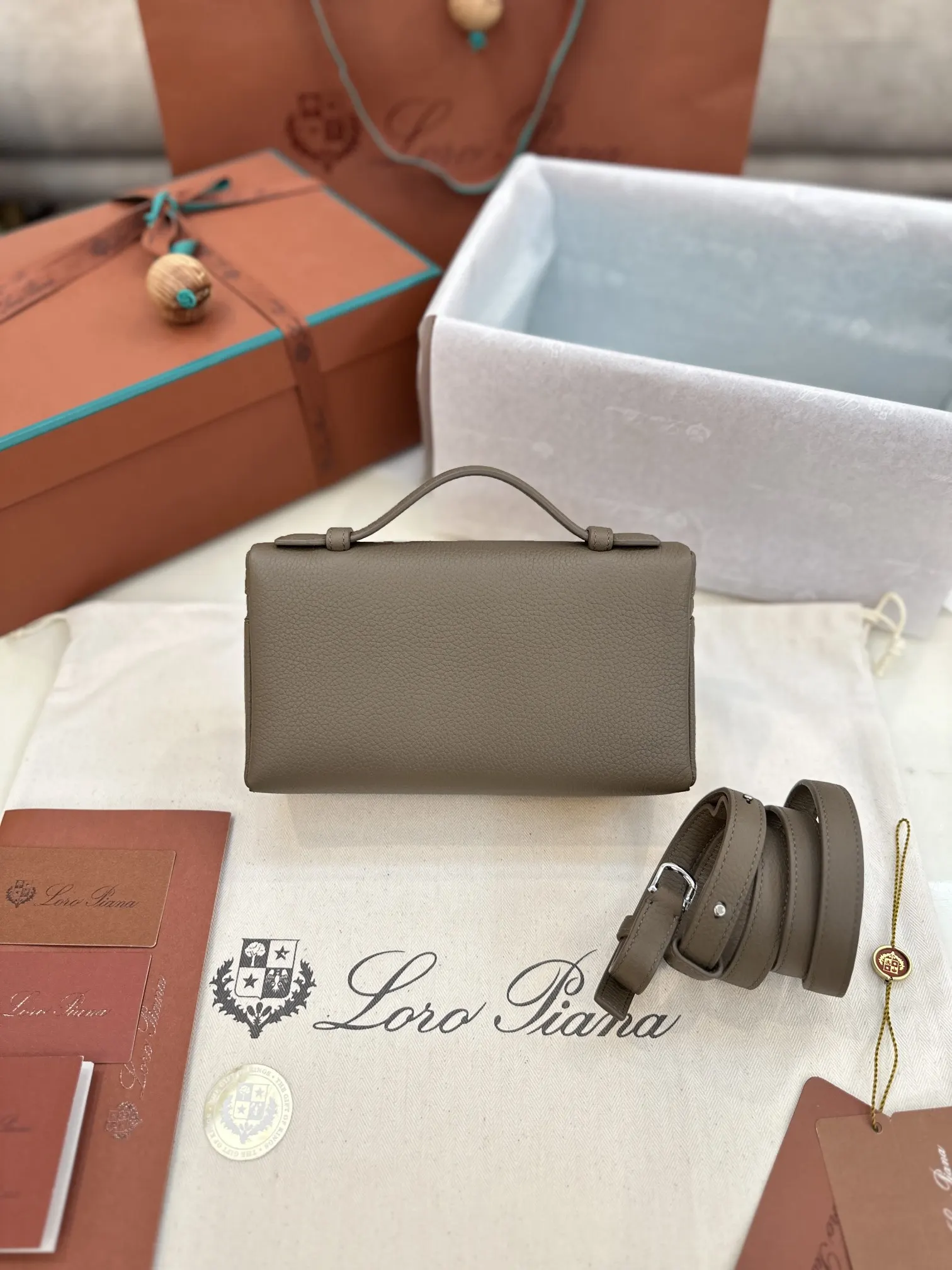 小牛皮 Loro Piana Extra Poket 手拿包 精致手拿款(數字9) 小牛皮 Loro Piana Extra Poket 手拿包 精致手拿款(數字9)