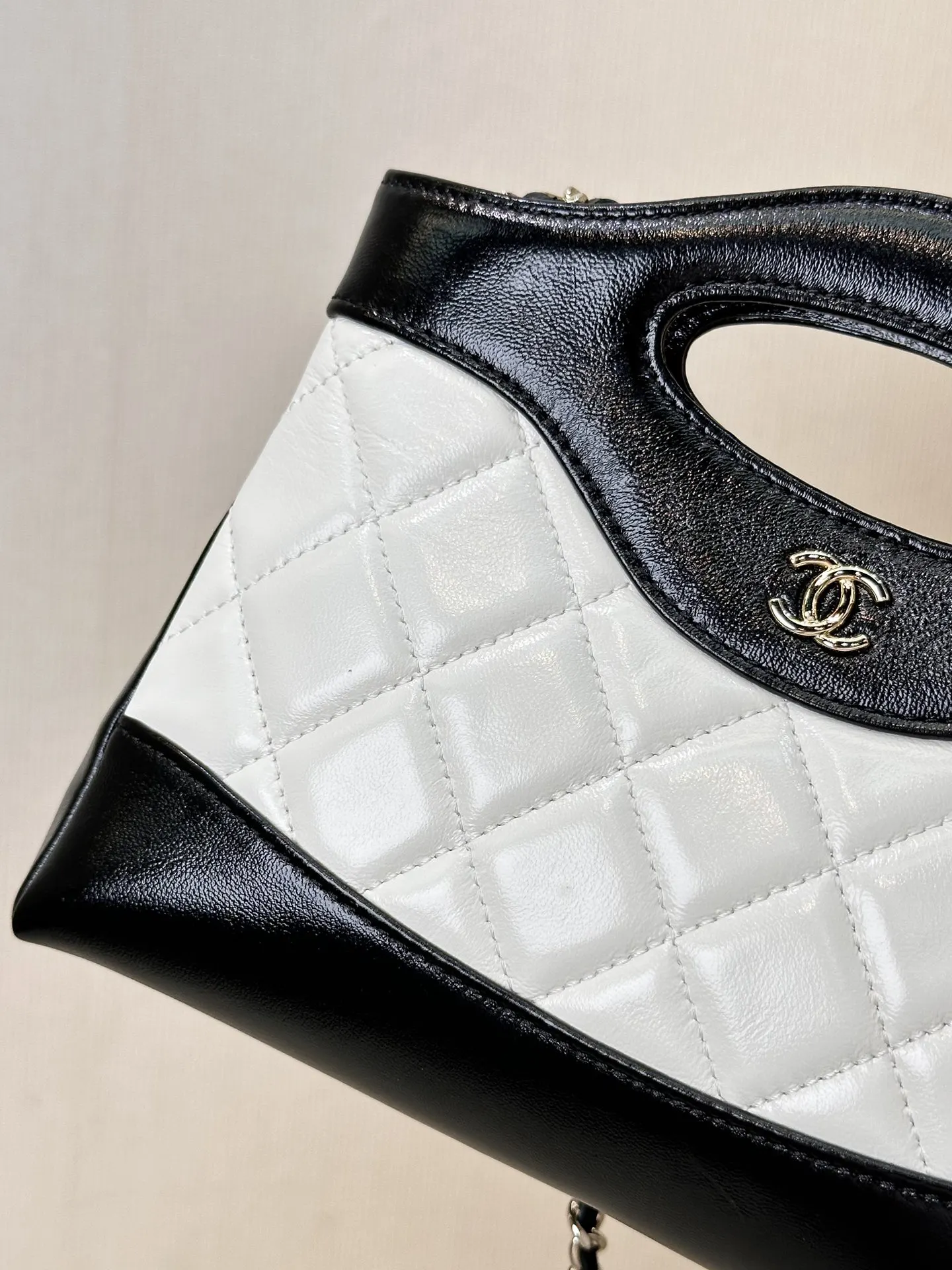 Chanel Oil Wax Sheepskin Chain Bag One Shoulder Cross Image 2 Chanel Oil Wax Sheepskin Chain Bag One Shoulder Cross Image 2