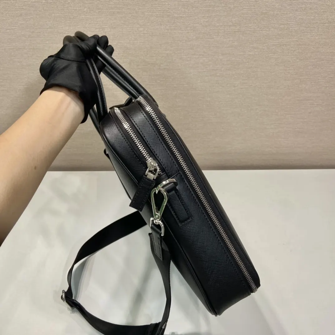 Prada Re-Nylon 2VE022 皮革 Saffiano 十字紋 公文包