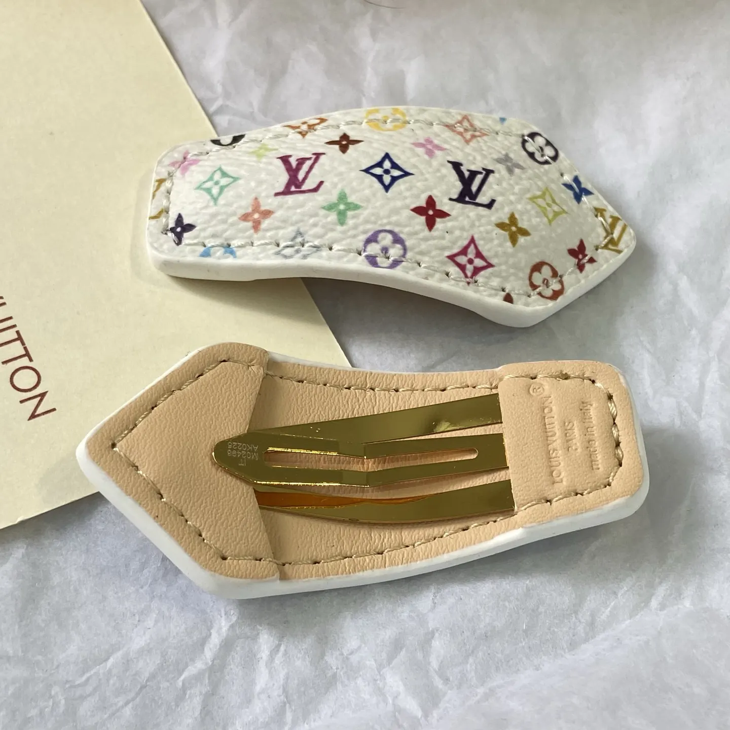 LV 白色 皮革 印花 Monogram 发夹 发饰点缀款