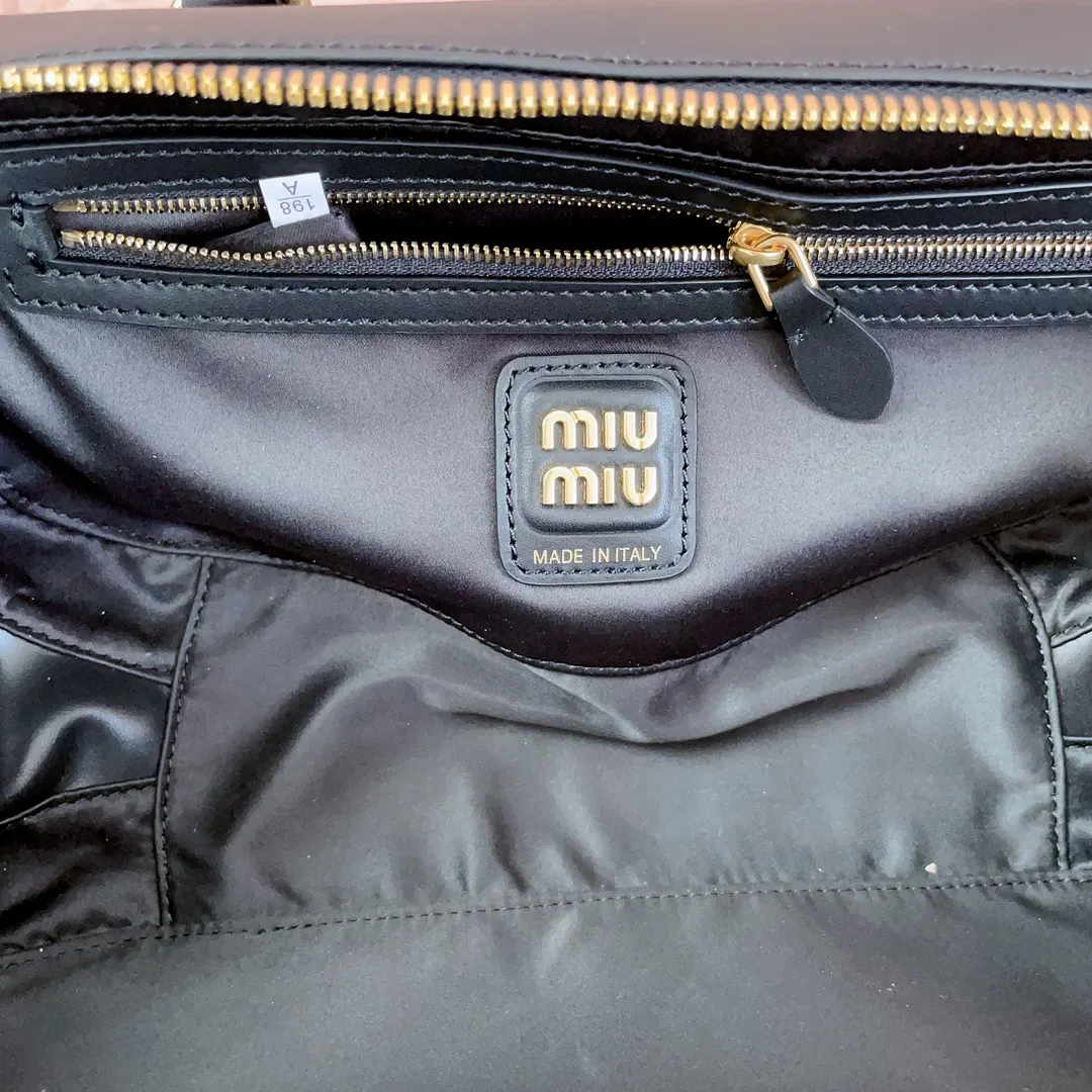 Miu 小牛皮 斜挎包 轻便斜挎款
